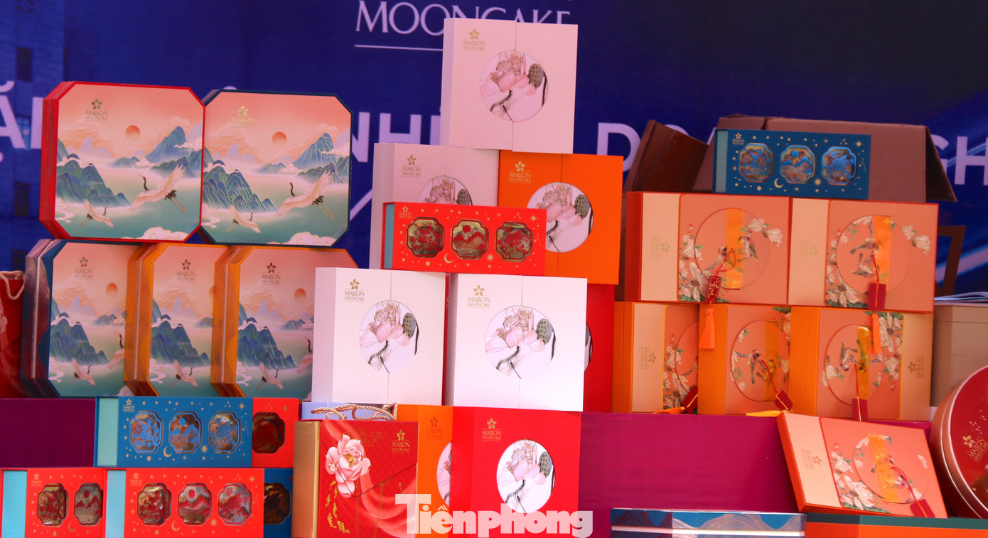 Theo nhận định của nhiều người bán, năm nay, lượng tiêu thụ bánh Trung thu giảm đáng kể so với năm ngoái bởi tình hình kinh tế còn khó khăn. Thêm nữa, cơn bão Yagi đổ bộ miền Bắc và hoàn lưu bão gây thiệt hại nặng nề khiến nhiều nơi phải hoãn tổ chức các chương trình Trung thu để tập trung kinh phí hỗ trợ đồng bào bị ảnh hưởng của bão. Ngoài ra, nhiều công ty cũng cắt giảm không tặng bánh Trung thu cho nhân viên khiến nhiều nhãn hàng bánh bị “mất khách”...