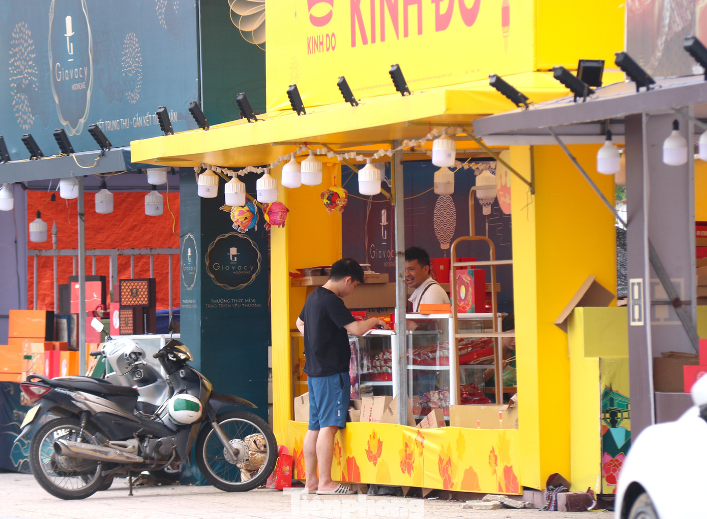 Anh Minh, nhân viên bán bánh trung thu tại gian hàng trên đường Mễ Trì, Nam Từ Liêm cho hay: “Đầu mùa thì loại một trứng là tầm khoảng 80.000 đồng còn hai trứng 210gr khoảng 100.000 đồng, loại 2 trứng 250gr trở lên khoảng 120.000 - 170.000 đồng. Cuối mùa nên giảm giá cho khách, bánh 1 trứng còn 30.000 đồng, còn 2 trứng là 40.000 đồng”.