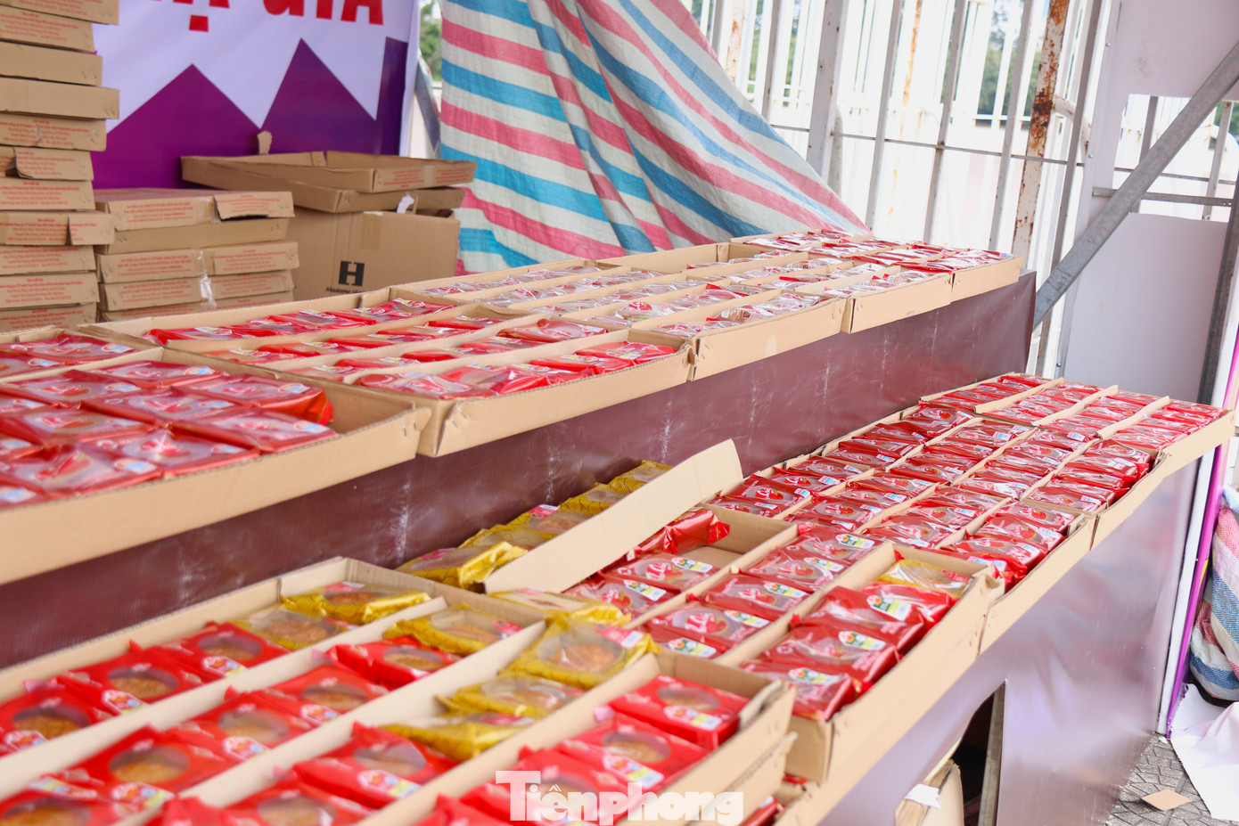 Nhiều cửa hàng hạ giá &quot;sập sàn&quot; vẫn ế.