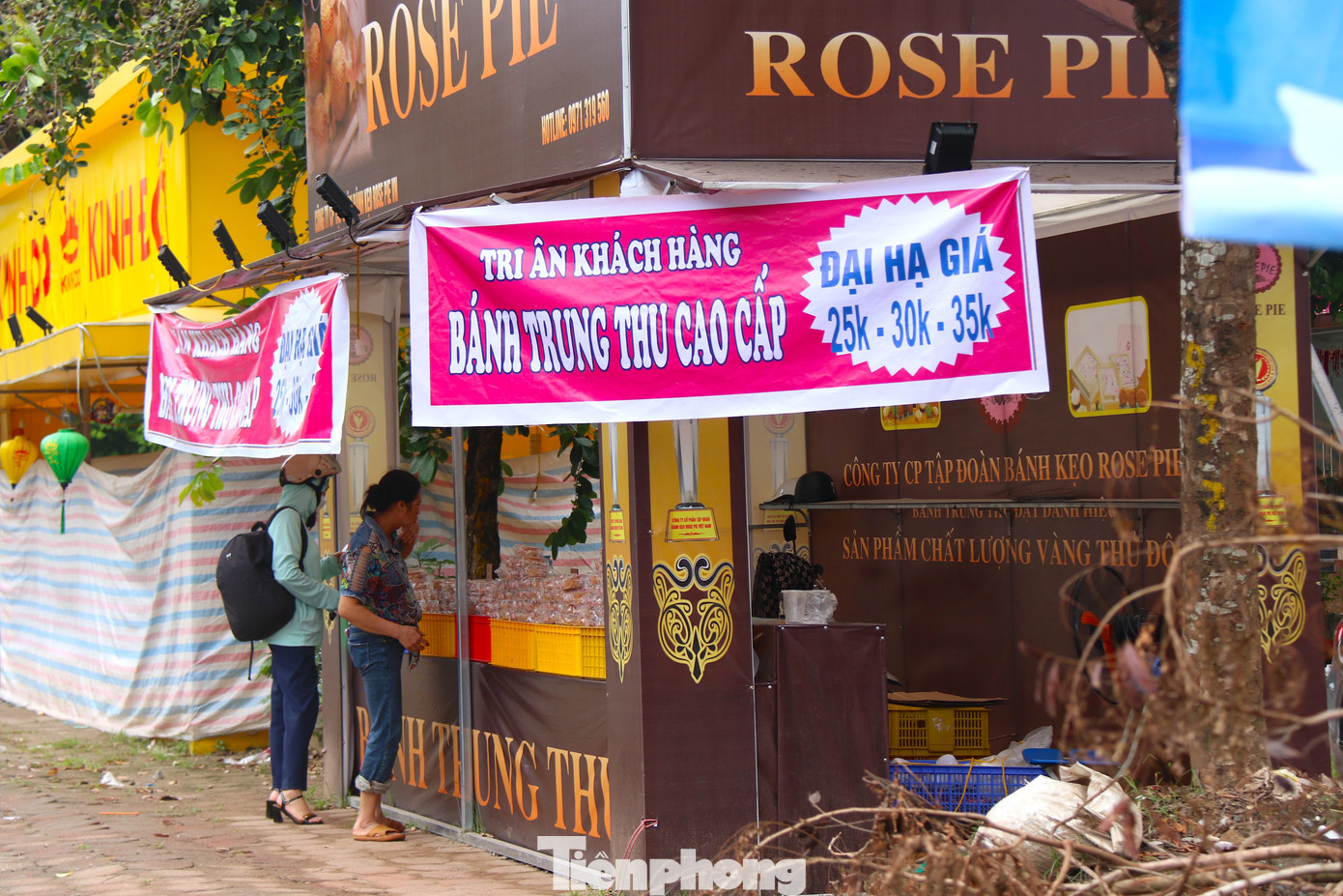 Trong nhiều năm qua, bánh Trung thu luôn là mặt hàng đặc trưng, thu hút người tiêu dùng trong dịp lễ hội này. Tuy nhiên, những năm gần đây, tình hình kinh tế khó khăn và xu hướng tiêu dùng thay đổi khiến các tiệm bánh gặp nhiều khó khăn trong việc tiêu thụ sản phẩm.