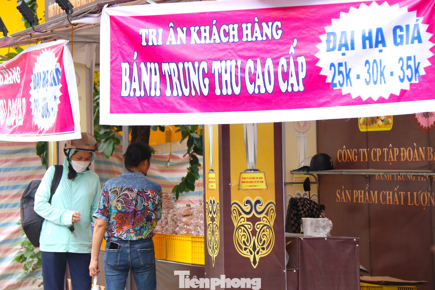 Mặc dù giá giảm &quot;kịch sàn&quot; còn 2/3 giá thành trước lễ nhưng không nhiều người dân mặn mà.