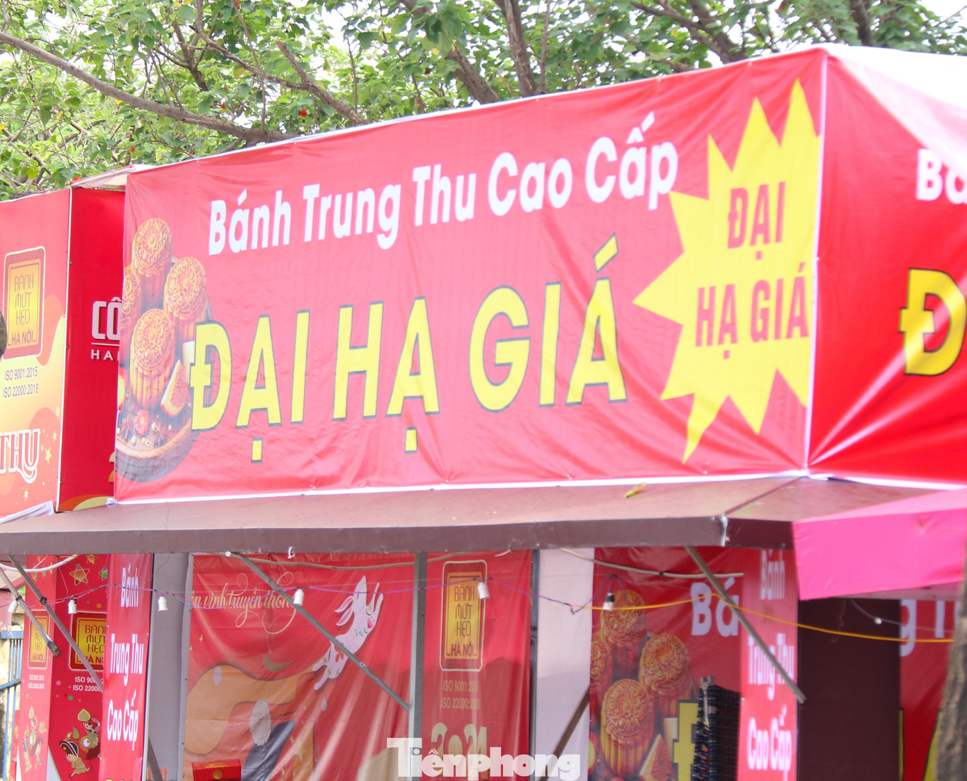 Các gian hàng bánh trung thu tại vỉa hè đường Lê Quang Đạo, Nam Từ Liêm vắng khách dù có chương trình &quot;đại hạ giá&quot; đối với nhiều mặt hàng bánh cao cấp.