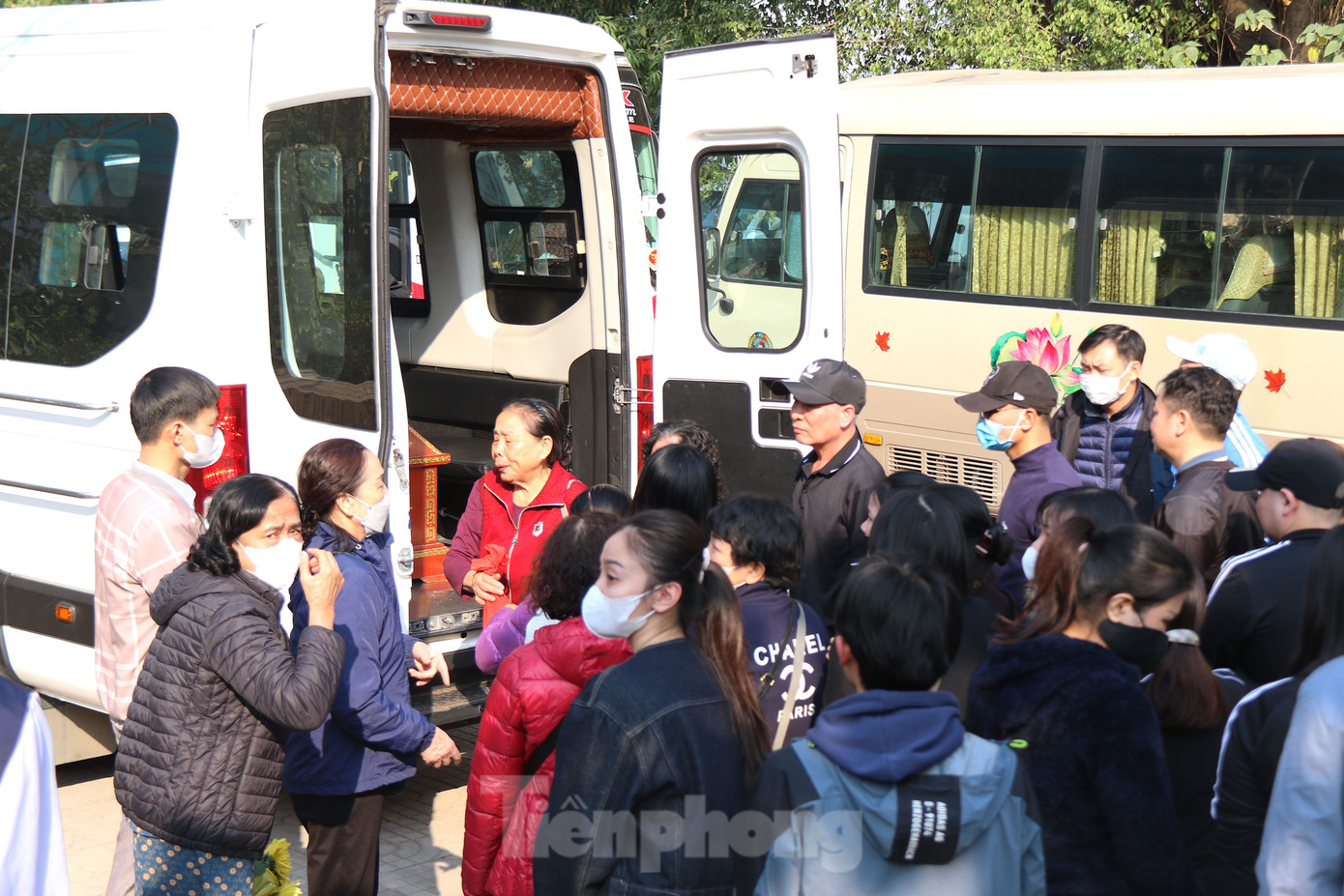 Xe ô tô chở linh cữu các nạn nhân về quê an táng.