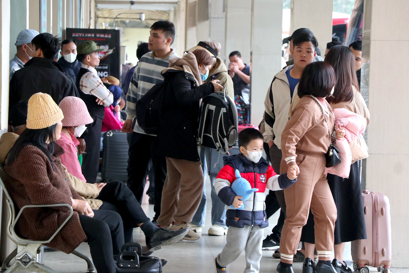 Tại khu vực bán vé xe và phía trong bến đều có rất đông hành khách đừng chờ xe.