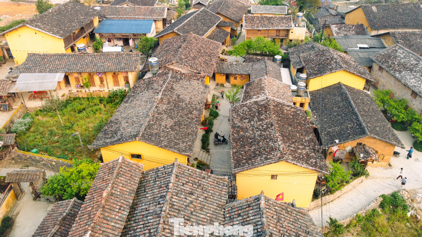 Những mái nhà âm dương đặc trưng tại Lô Lô Chải. Những mái nhà âm dương đặc trưng tại Lô Lô Chải.