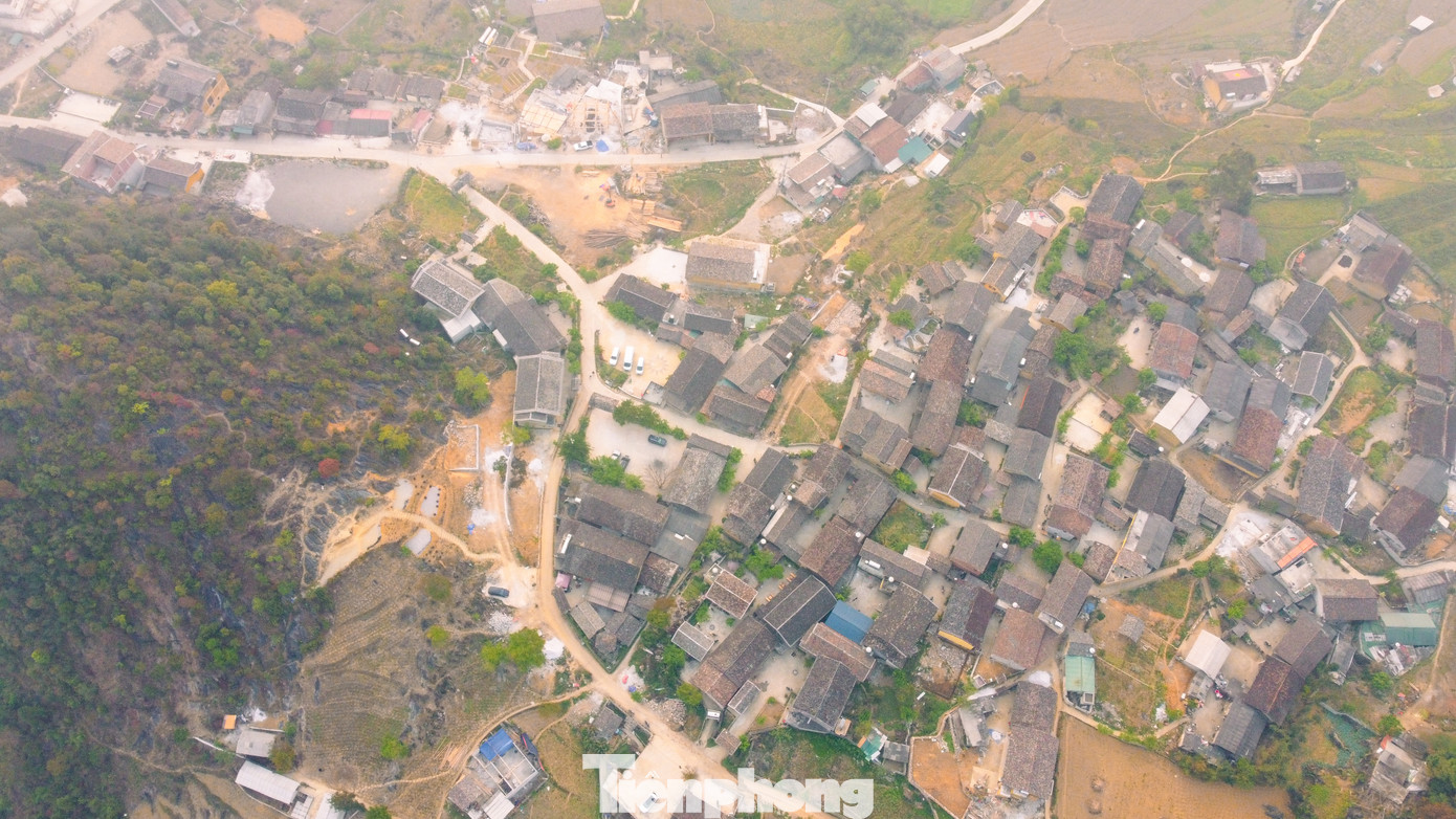 Từ xa nhìn lại, Lô Lô Chải nhỏ bé nằm nép mình giữa bốn bề núi đá. Phía trước thôn là hồ nhỏ, tương truyền đây là một trong hai mắt rồng của cột cờ Lũng Cú huyền thoại. Từ xa nhìn lại, Lô Lô Chải nhỏ bé nằm nép mình giữa bốn bề núi đá. Phía trước thôn là hồ nhỏ, tương truyền đây là một trong hai mắt rồng của cột cờ Lũng Cú huyền thoại.