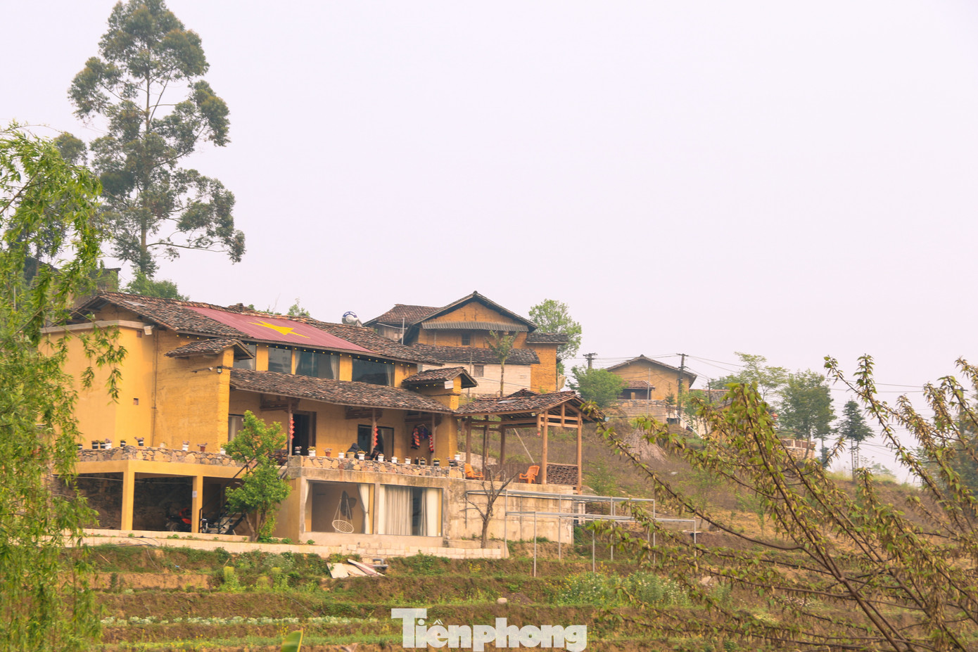 Giữa núi rừng hùng vĩ, bao la, hình ảnh ngôi làng nép mình ẩn hiện trong màn sương sớm càng tô điểm thêm cho cảnh sắc nơi này. Có đến 90% cư dân trong làng là đồng bào dân tộc thiểu số Lô Lô. Giữa núi rừng hùng vĩ, bao la, hình ảnh ngôi làng nép mình ẩn hiện trong màn sương sớm càng tô điểm thêm cho cảnh sắc nơi này. Có đến 90% cư dân trong làng là đồng bào dân tộc thiểu số Lô Lô.