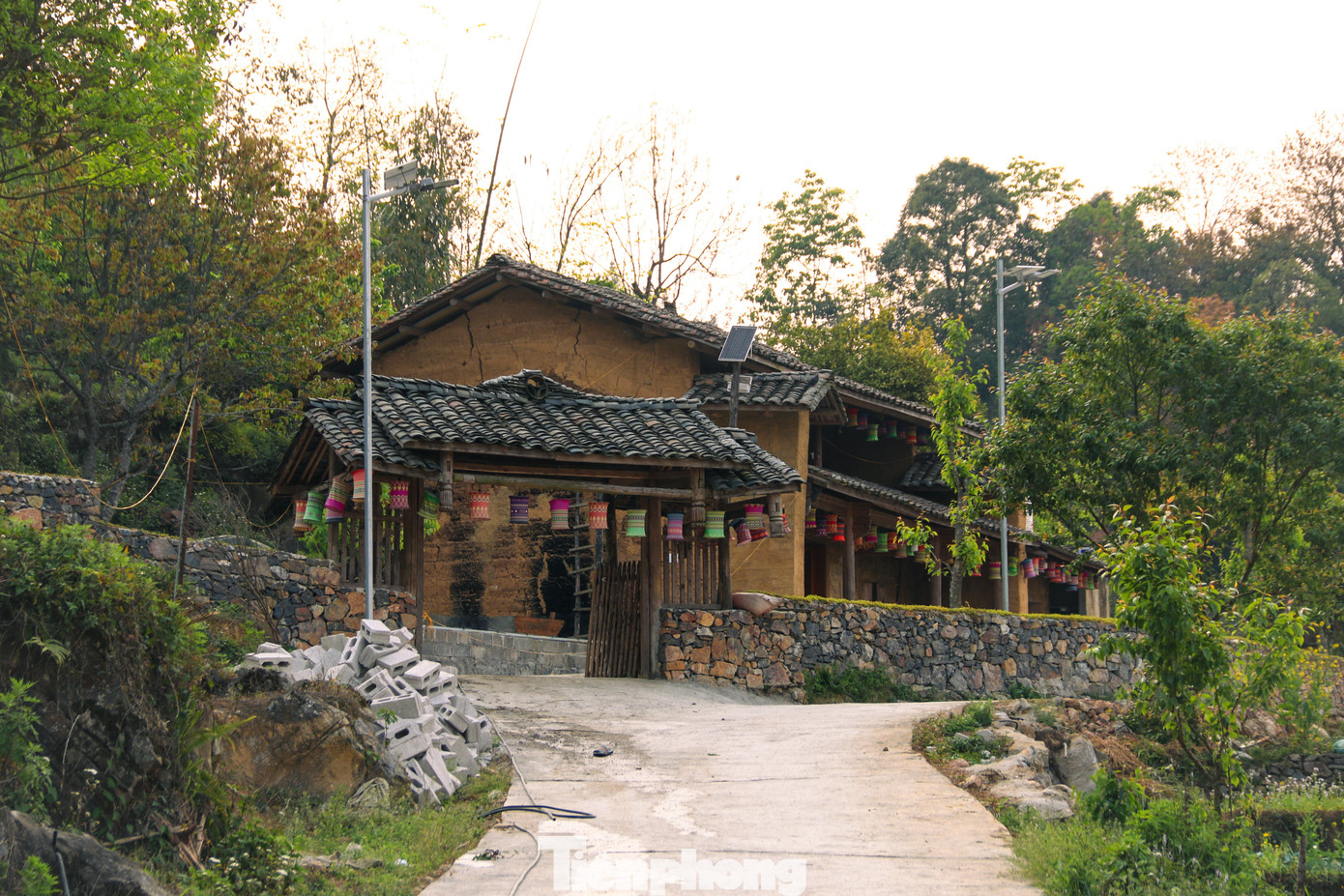 Nơi cực Bắc Tổ quốc với cuộc sống còn nhiều khó khăn, nhưng người Lô Lô ở Lũng Cú đã kể câu chuyện văn hóa của dân tộc mình bằng những sản phẩm du lịch hấp dẫn, dệt lên một "bức tranh" sinh động về cuộc sống. Rời xa những ồn ào của phố thị, về với Lô Lô Chải như được đắm chìm trong một miền cổ tích khác biệt. Nơi cực Bắc Tổ quốc với cuộc sống còn nhiều khó khăn, nhưng người Lô Lô ở Lũng Cú đã kể câu chuyện văn hóa của dân tộc mình bằng những sản phẩm du lịch hấp dẫn, dệt lên một "bức tranh" sinh động về cuộc sống. Rời xa những ồn ào của phố thị, về với Lô Lô Chải như được đắm chìm trong một miền cổ tích khác biệt.