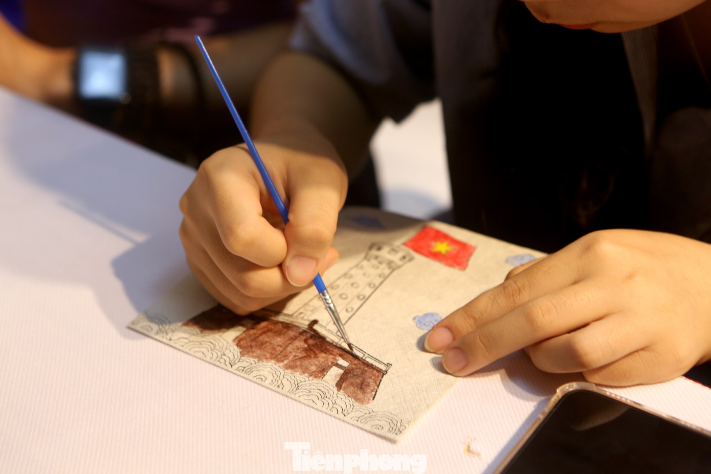 Du khách được trải nghiệm nhiều hoạt động như làm tranh, chuồn chuồn tre, làm hoa nghệ thuật, đồ tái chế...