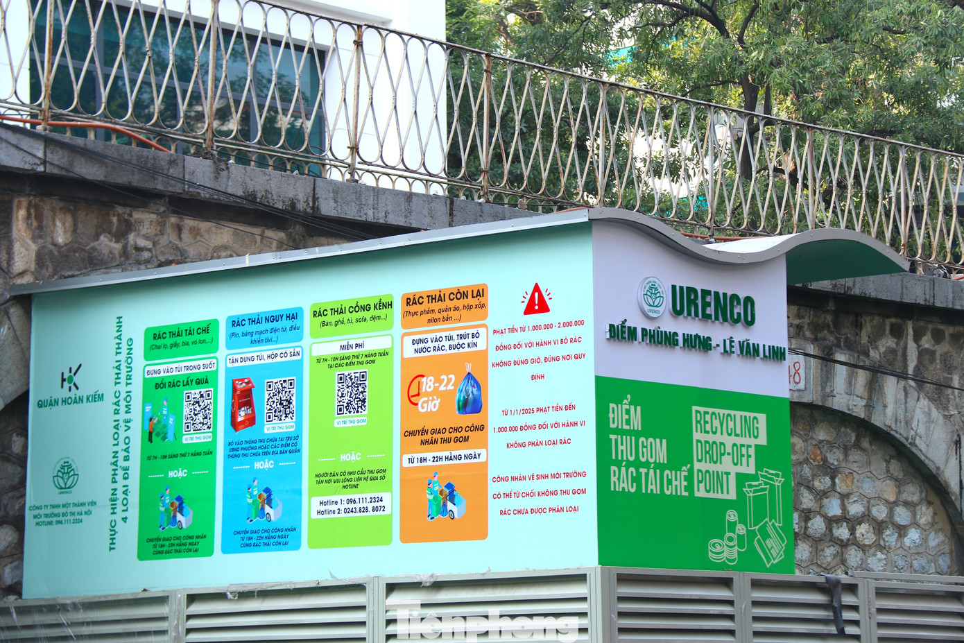 Theo đó, quận Ba Đình là đơn vị đầu tiên triển khai thí điểm phân loại rác tại nguồn tại 3 phường từ ngày 1/4/2024 và nâng lên 14/14 phường từ ngày 1/11/2024. Quận Hoàn Kiếm triển khai phương án phân loại rác tại nguồn đồng loạt trên toàn bộ 18 phường từ ngày 1/7/2024. Quận Đống Đa và quận Hai Bà Trưng thí điểm 1 phường, quận Nam Từ Liêm thí điểm tại 2 phường.