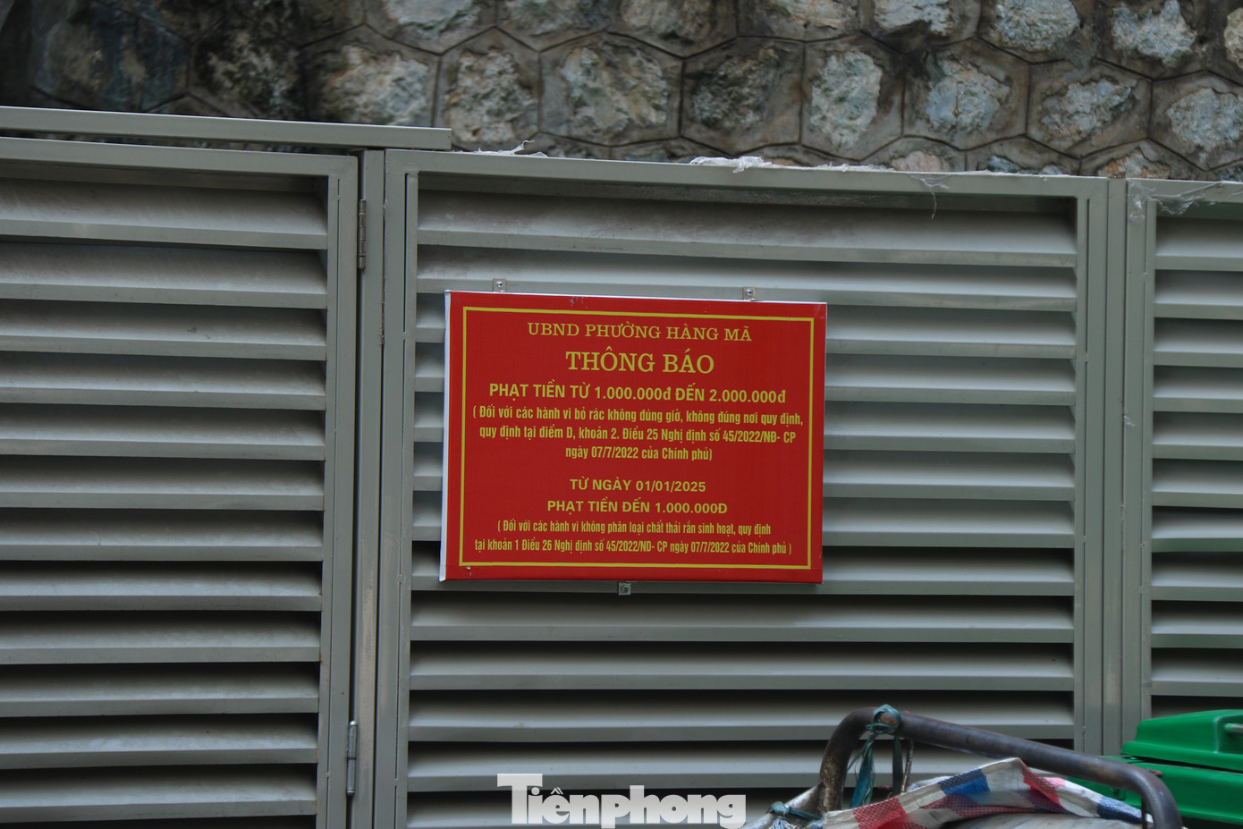 Khu vực thu gom rác tại điểm Phùng Hưng - Lê Văn Linh (Hoàn Kiếm) ghi rõ các quy định về phân loại rác thải và mức phạt đối với hành vi đổ rác sai quy định, tuy nhiên rác thải vẫn bị vứt dưới biển cấm.