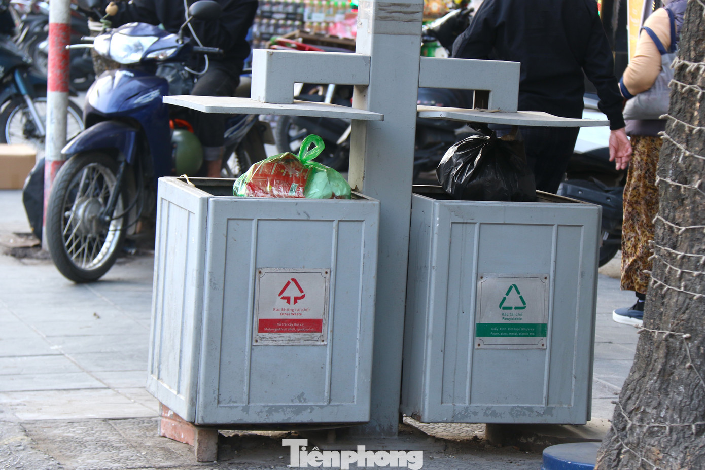Nhiều thùng rác phân loại được bố trí tại các trục đường lớn của Thủ đô.