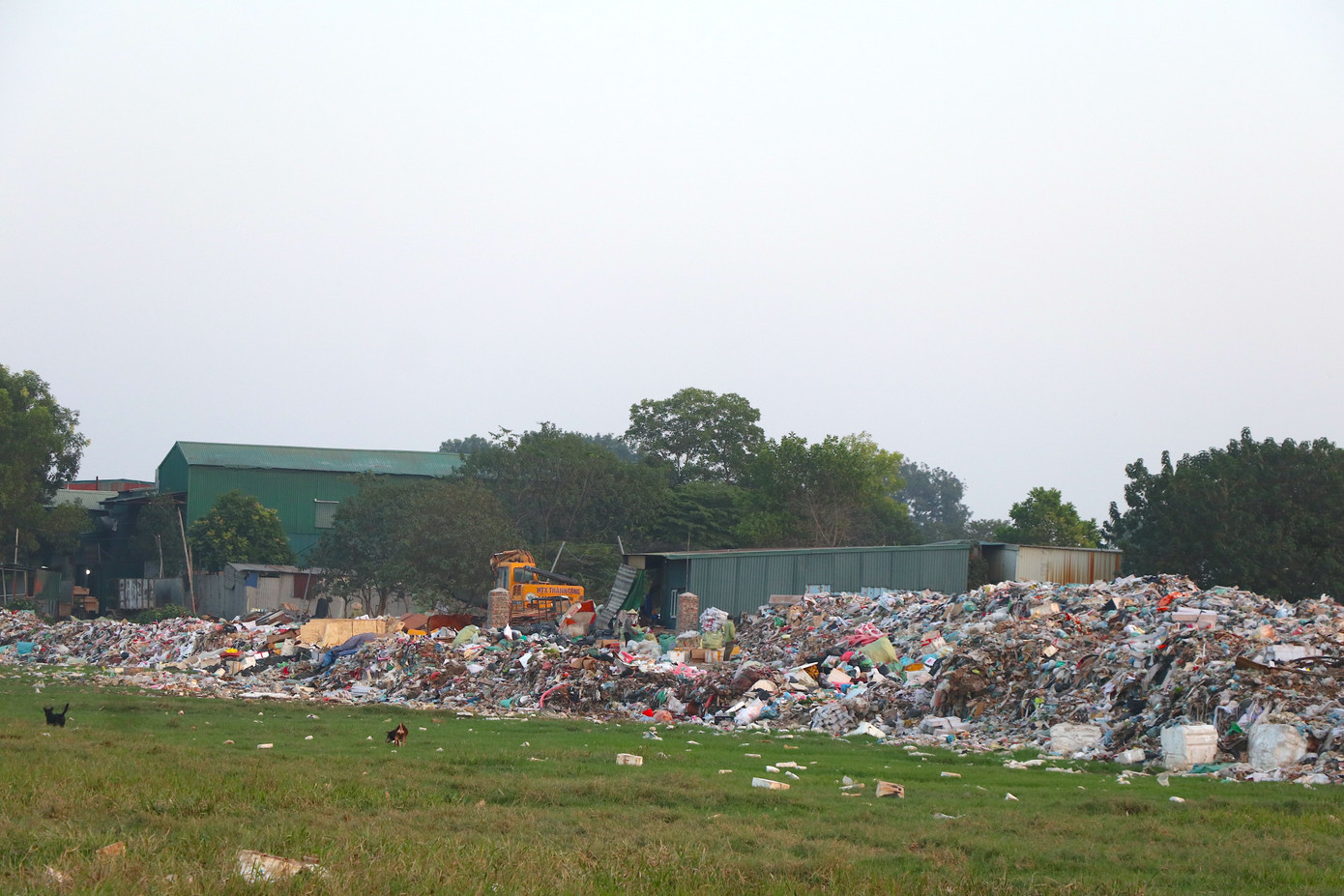 Được biết, nguyên nhân rác thải ùn ứ thời gian qua ở đây là do khu xử lý rác thải Xuân Sơn ngừng tiếp nhận rác nhiều tháng nay. Rác thải sinh hoạt trên địa bàn huyện Thạch Thất không được thu gom, vận chuyển tập kết về các điểm chuyển tải của các xã dẫn đến tình trạng tồn, ứ rác tại các nơi tập kết tạm thời.