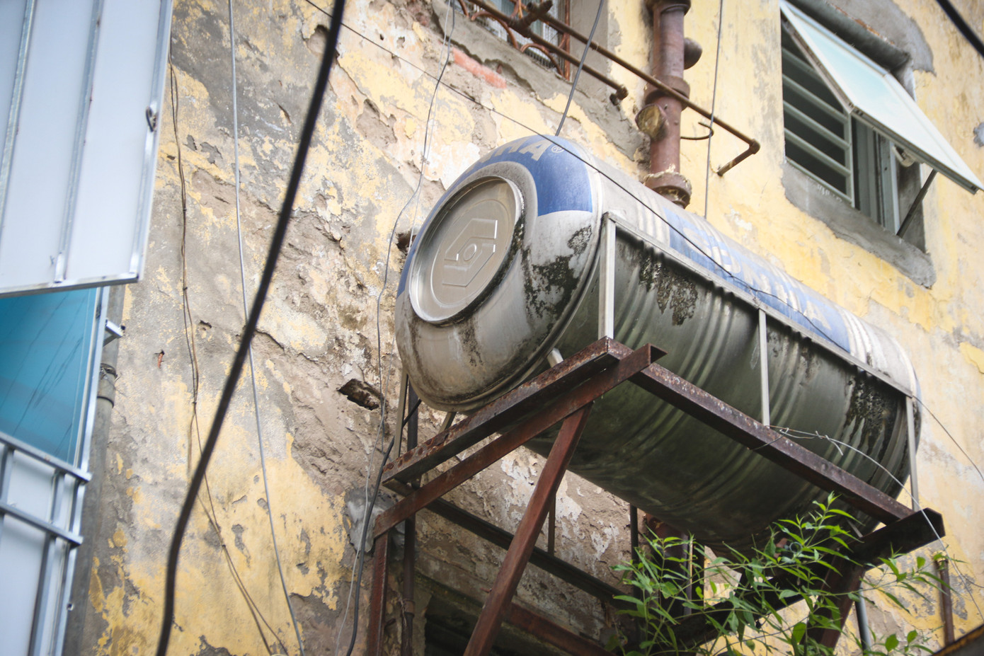 Do hệ thống đường nước được thiết kế trước đây không còn phù hợp, nhiều hộ dân đã phải lắp thêm các bồn nước bên bờ tường gây mất mỹ quan.