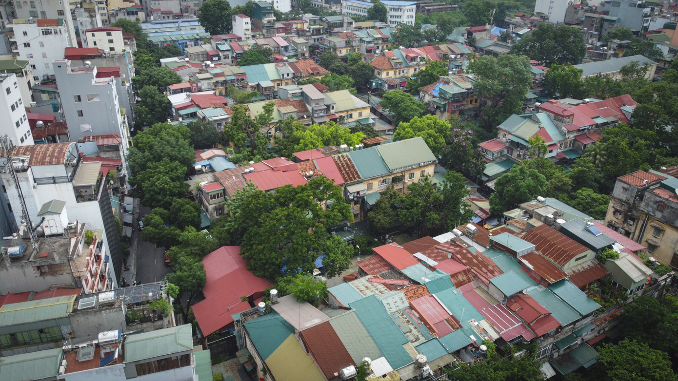 Khu nhà tập thể Nguyễn Công Trứ được xây dựng vào năm 1960, là một trong những khu tập thể lâu đời nhất tại Hà Nội.