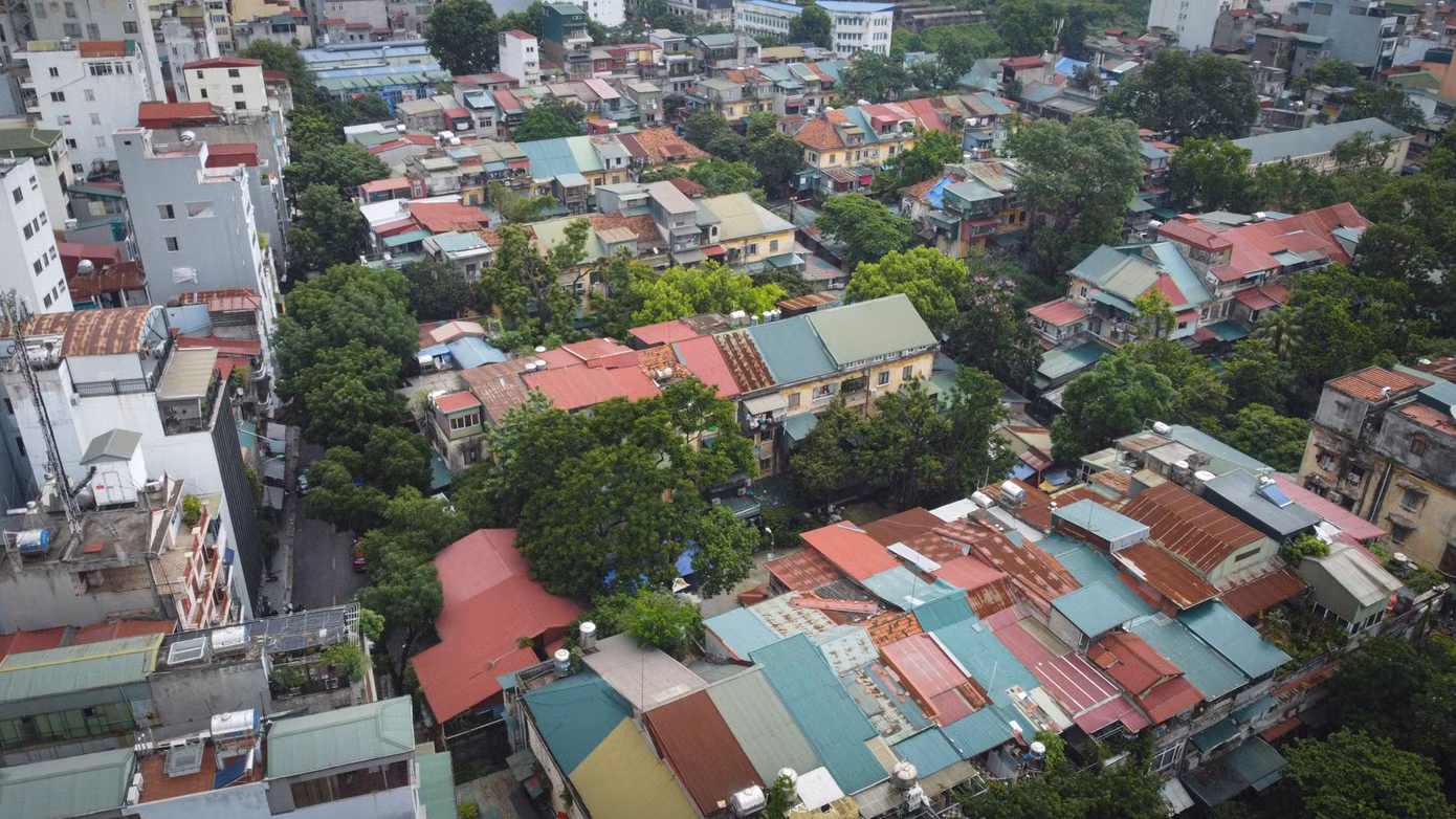 Khu nhà tập thể Nguyễn Công Trứ được xây dựng vào năm 1960, là một trong những khu tập thể lâu đời nhất tại Hà Nội.
