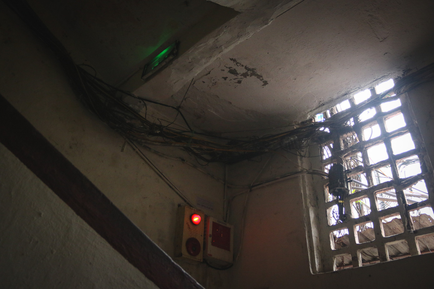 Do xuống cấp và xập xệ, KTT Nguyễn Công Trứ thường xuyên được cảnh báo về nguy cơ cháy, nổ. Bởi thực tế hồi năm 2022, nơi này từng xảy ra vụ cháy do chập điện.