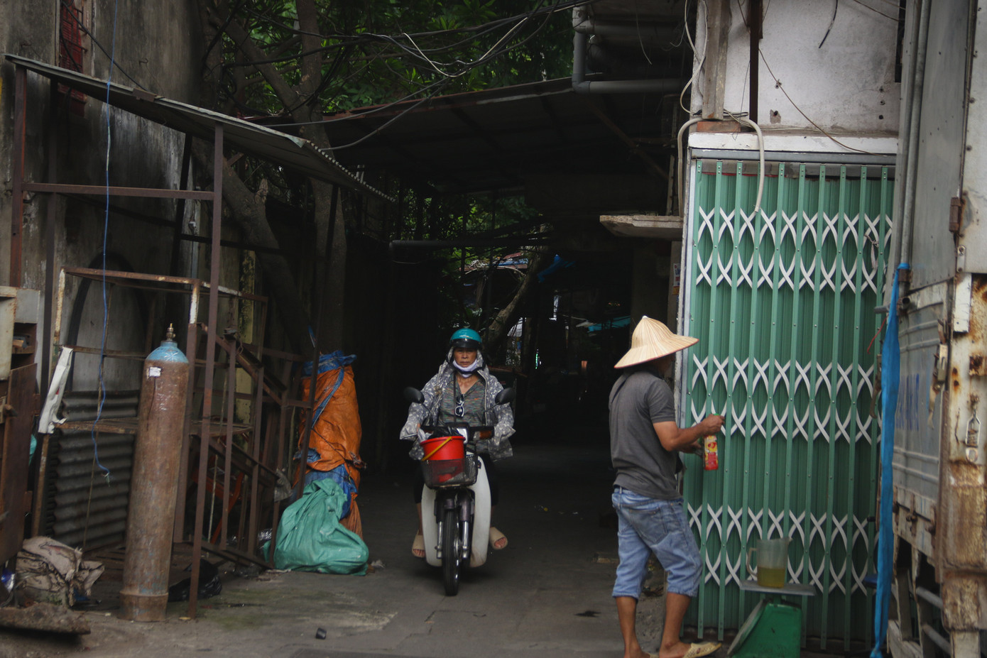 Dù có vị trí khá đắc địa khi nằm giữa khu dân cư đông đúc, gần với chợ trời ngay phường Phố Huế nhưng người dân luôn phải sinh hoạt trong điều kiện ẩm thấp, tối tăm.