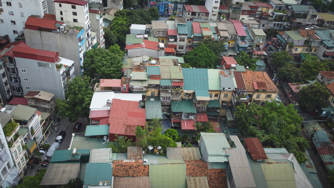 Hiện tại, KTT Nguyễn Công Trứ có gần 700 hộ dân sinh sống, vây quanh bởi các dãy ki ốt bán hàng.