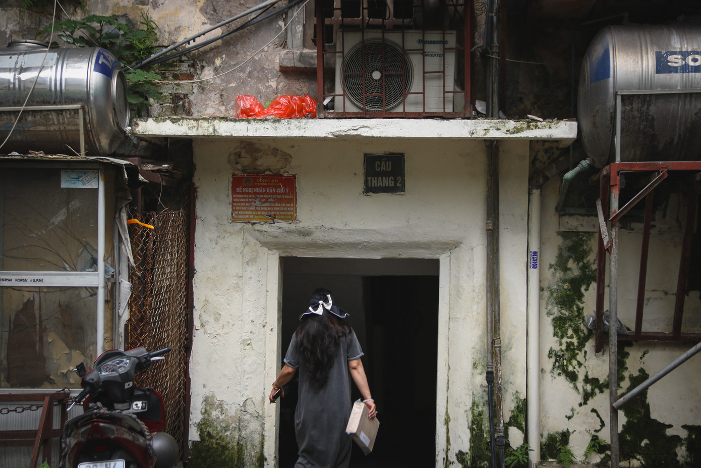 Trong bối cảnh nhiều bất cập chưa thể khắc phục, hàng trăm hộ dân vẫn phải tiếp tục sống trong điều kiện xuống cấp, tiềm ẩn rủi ro mất an toàn.