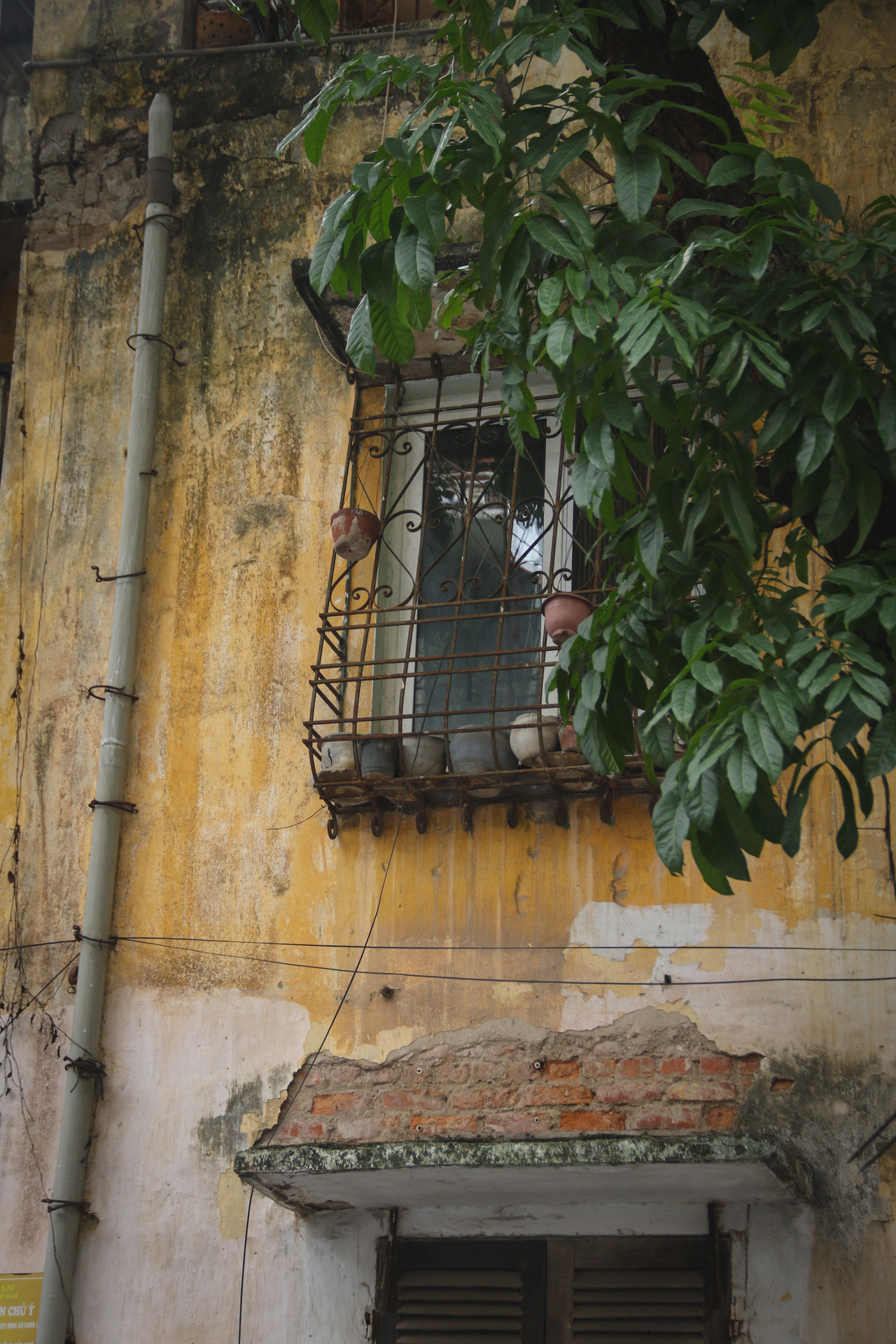 Nhiều khu vực tại khu tập thể bị người dân cơi nới để có thêm diện tích sử dụng.