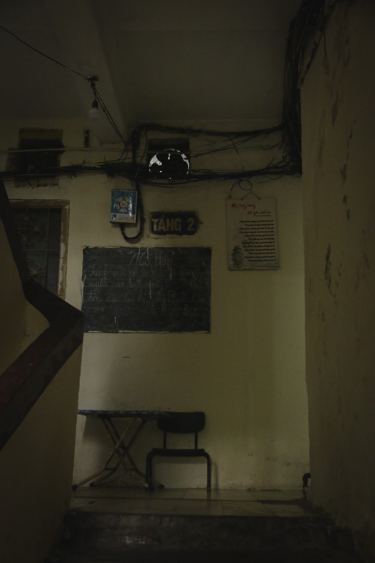 Cầu thang ẩm mốc, thiếu ánh sáng và ngột ngạt tại các căn hộ.