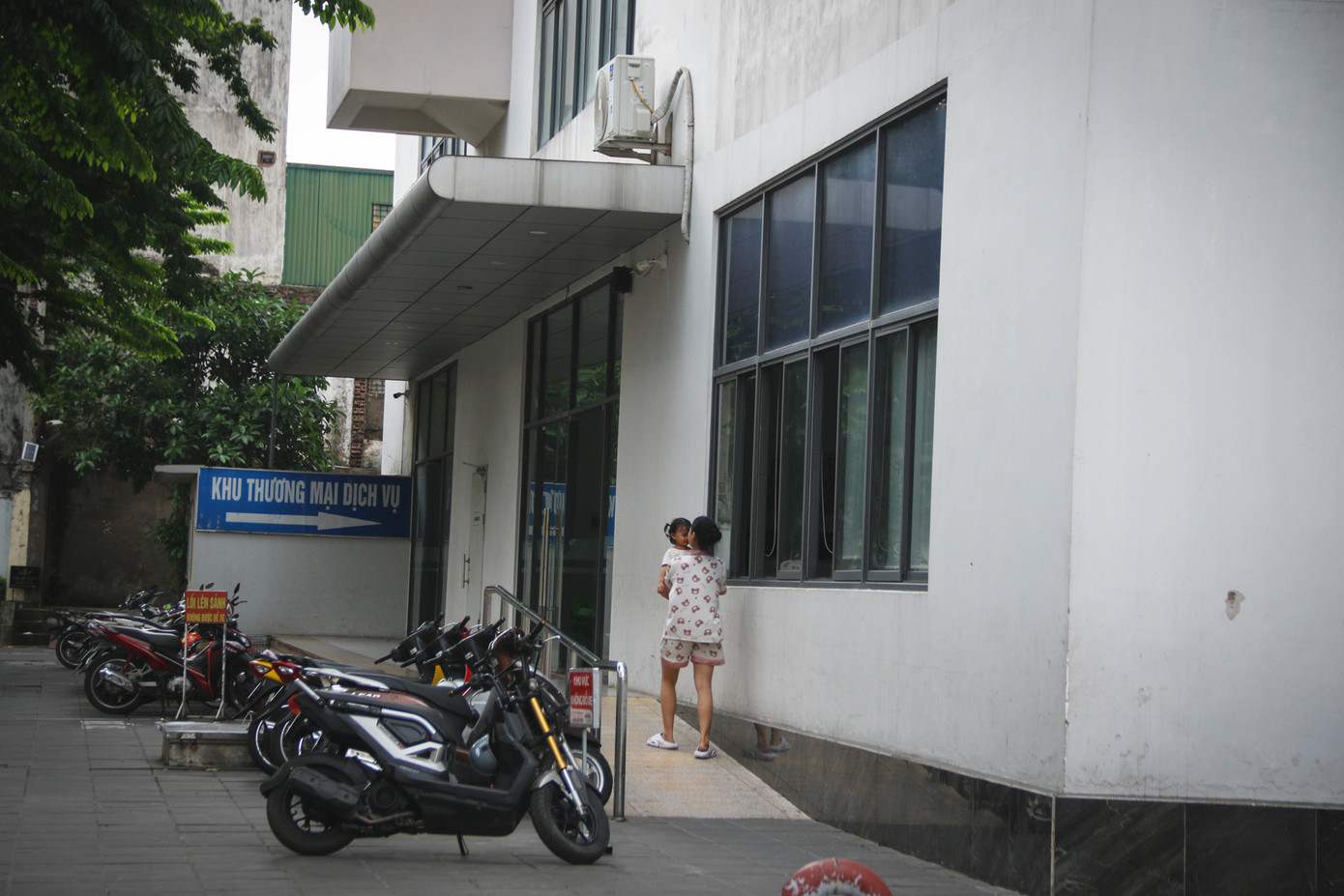 Theo ghi nhận của PV Tiền Phong ngày 7/7, ngoài 2 khối nhà A1, A2 đã xây dựng mới thành nhà N3, các khối nhà trong khu tập thể Nguyễn Công Trứ đều đang xuống cấp trầm trọng.