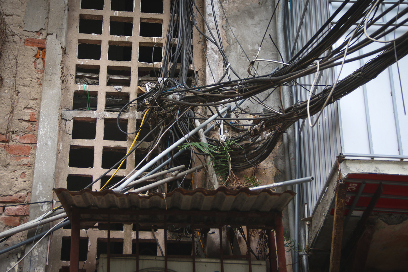 Do hệ thống đường nước được thiết kế trước đây không còn phù hợp, nhiều hộ dân đã phải lắp thêm các bồn nước bên bờ tường gây mất mỹ quan.