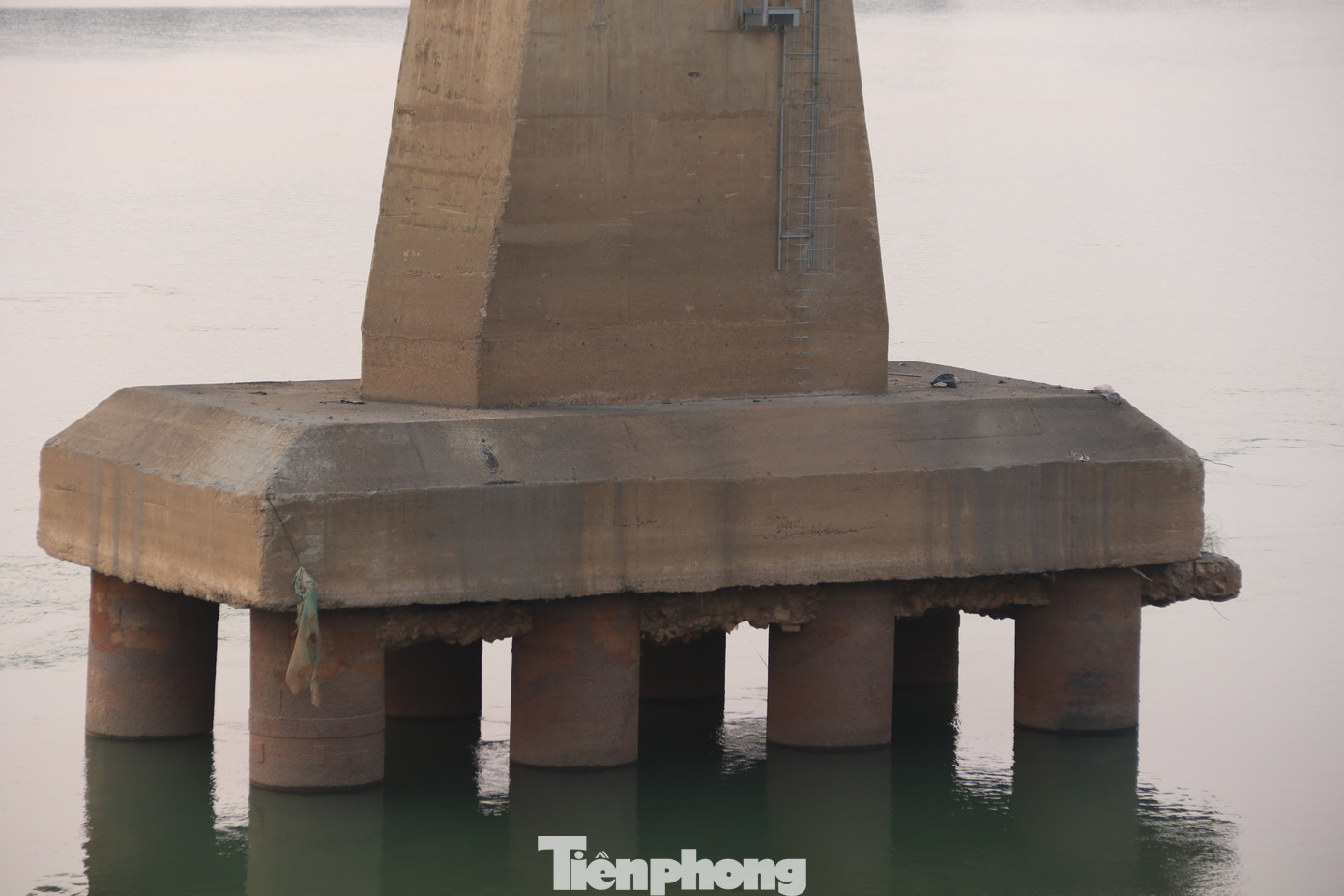 Hiện mực nước sông Đà xuống thấp, dù chưa phải thấp nhất nhưng nhiều móng cầu đã lộ lên cách mặt nước từ 60-70cm. Hiện mực nước sông Đà xuống thấp, dù chưa phải thấp nhất nhưng nhiều móng cầu đã lộ lên cách mặt nước từ 60-70cm.