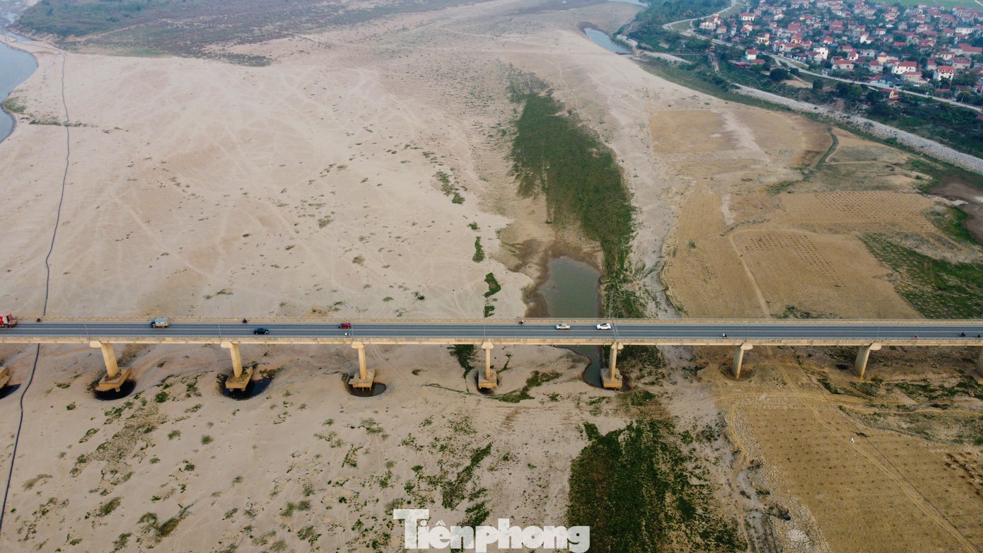 Nước sông Hồng cạn với lòng sông thường xuyên bị thu hẹp đến quá nửa. Những bãi cát khổng lồ khiến hoạt động giao thông đường thủy qua đây gặp nhiều khó khăn. Nước sông Hồng cạn với lòng sông thường xuyên bị thu hẹp đến quá nửa. Những bãi cát khổng lồ khiến hoạt động giao thông đường thủy qua đây gặp nhiều khó khăn.