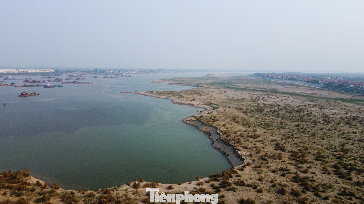 Tàu hút, vòi hút cắm sâu, khai thác thời gian dài khiến cho chân taluy bị rỗng, thời gian lâu dần, kèm mưa dẫn đến việc bị sạt lở. Tàu hút, vòi hút cắm sâu, khai thác thời gian dài khiến cho chân taluy bị rỗng, thời gian lâu dần, kèm mưa dẫn đến việc bị sạt lở.