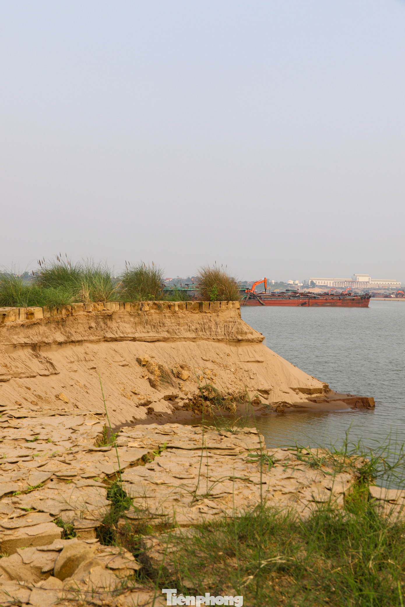 Bờ sông nham nhở những điểm sạt lở, các điểm tập kết cát nằm la liệt, hàng chục tàu hút rầm rập tập kết. Bờ sông nham nhở những điểm sạt lở, các điểm tập kết cát nằm la liệt, hàng chục tàu hút rầm rập tập kết.