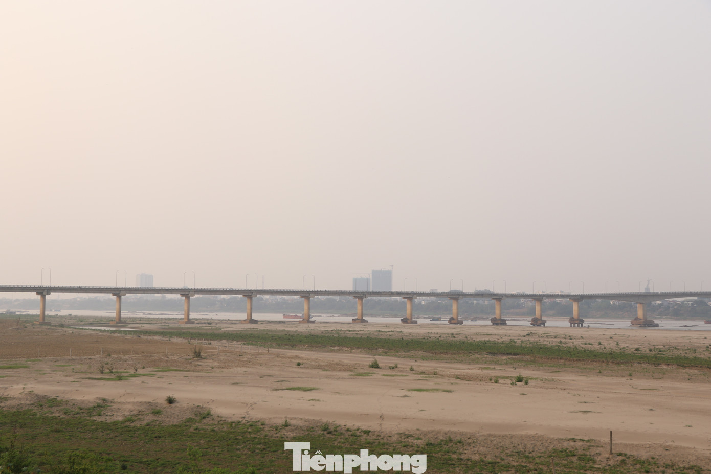 Việc sông Hồng cạn nước làm trơ móng cầu hiện chưa ảnh hưởng trực tiếp tới chất lượng công trình cầu. Tuy nhiên, hiện tượng này làm dấy lên nhiều lo lắng về việc biến đổi dòng chảy tại nơi có nhiều mỏ cát khai thác liên tục. Việc sông Hồng cạn nước làm trơ móng cầu hiện chưa ảnh hưởng trực tiếp tới chất lượng công trình cầu. Tuy nhiên, hiện tượng này làm dấy lên nhiều lo lắng về việc biến đổi dòng chảy tại nơi có nhiều mỏ cát khai thác liên tục.