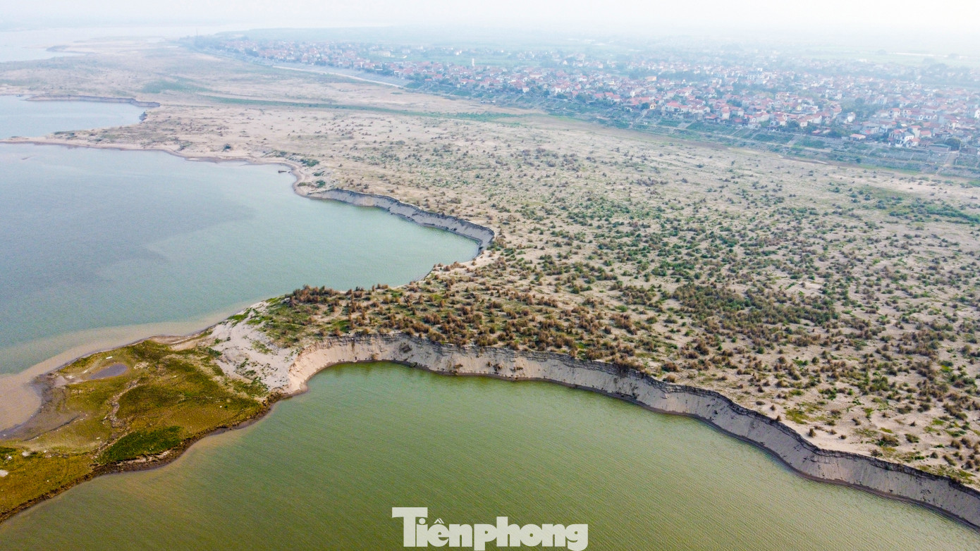 Thời gian qua, tại khu vực thôn La Phẩm 2, xã Phú Hồng, huyện Ba Vì (Hà Nội) giáp ranh với tỉnh Phú Thọ đã diễn ra tình trạng hàng trăm tàu khai thác cát cả ngày lẫn đêm. Thời gian qua, tại khu vực thôn La Phẩm 2, xã Phú Hồng, huyện Ba Vì (Hà Nội) giáp ranh với tỉnh Phú Thọ đã diễn ra tình trạng hàng trăm tàu khai thác cát cả ngày lẫn đêm.