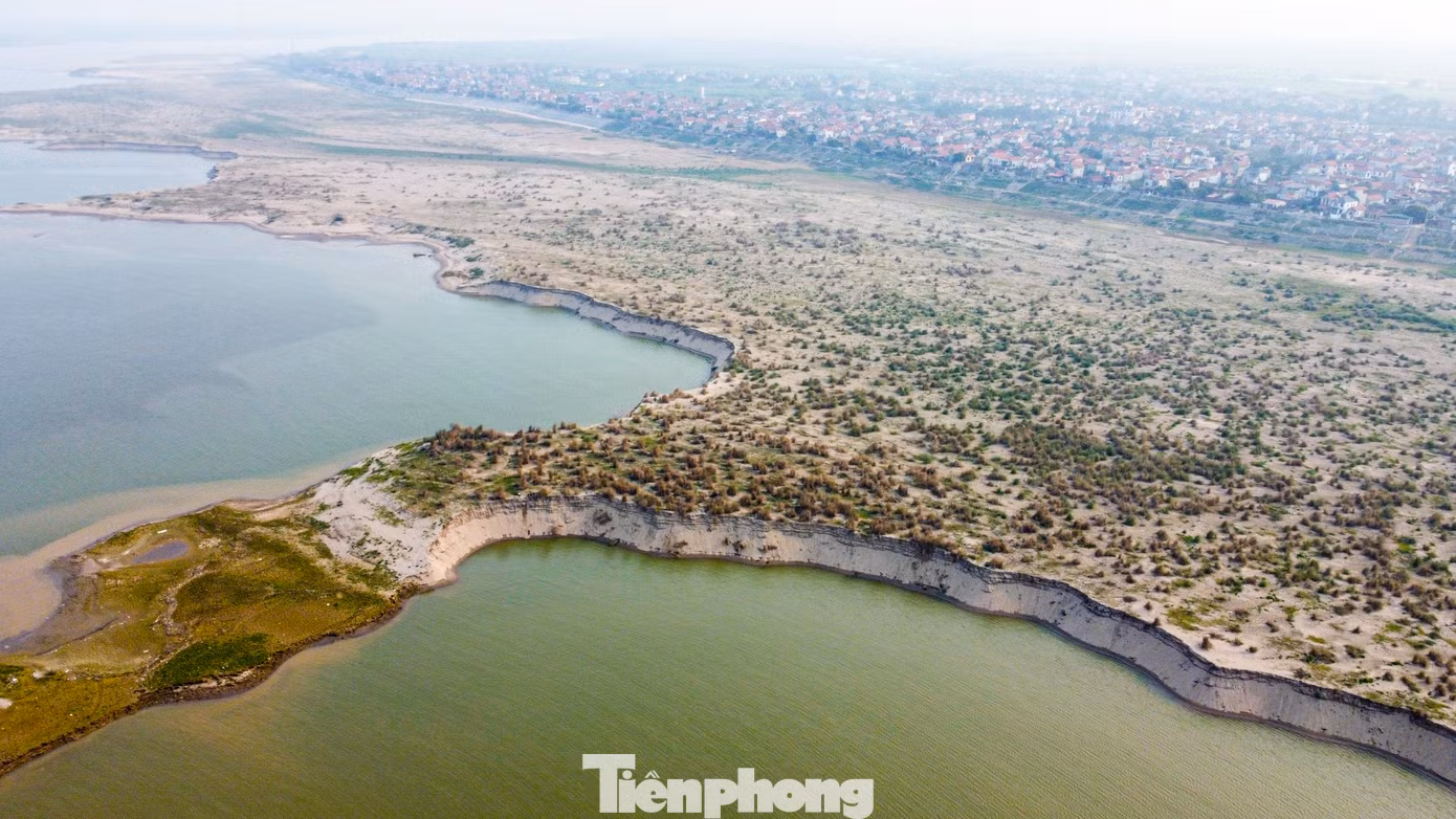 Thời gian qua, tại khu vực thôn La Phẩm 2, xã Phú Hồng, huyện Ba Vì (Hà Nội) giáp ranh với tỉnh Phú Thọ đã diễn ra tình trạng hàng trăm tàu khai thác cát cả ngày lẫn đêm. Thời gian qua, tại khu vực thôn La Phẩm 2, xã Phú Hồng, huyện Ba Vì (Hà Nội) giáp ranh với tỉnh Phú Thọ đã diễn ra tình trạng hàng trăm tàu khai thác cát cả ngày lẫn đêm.
