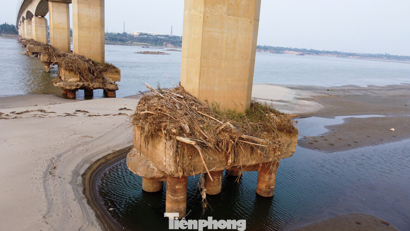 Do mực nước sông xuống thấp, trụ cầu Văn Lang đã lộ trơ móng dù chưa tới mùa cạn. Đây là cây cầu có tổng mức đầu tư gần 1.500 tỷ được thông xe vào năm 2018. Do mực nước sông xuống thấp, trụ cầu Văn Lang đã lộ trơ móng dù chưa tới mùa cạn. Đây là cây cầu có tổng mức đầu tư gần 1.500 tỷ được thông xe vào năm 2018.