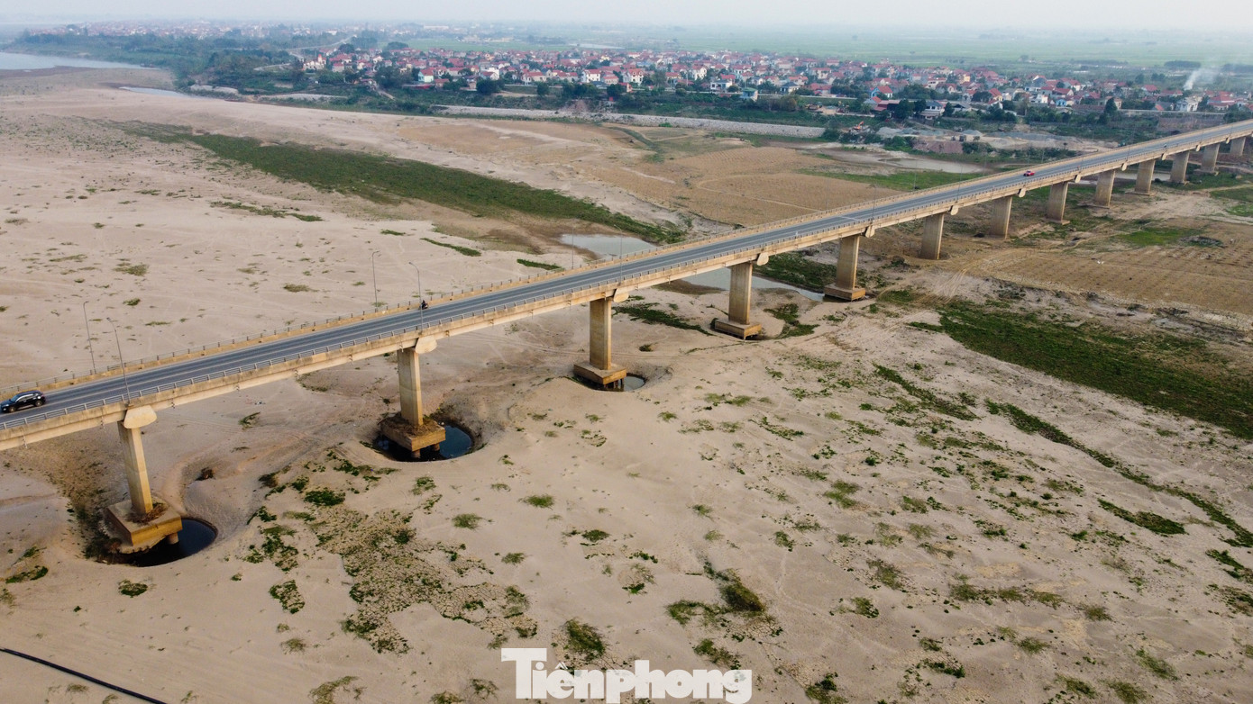 Nước sông rút cuốn theo lượng lớn cát quanh các khu vực trụ. Nước sông rút cuốn theo lượng lớn cát quanh các khu vực trụ.