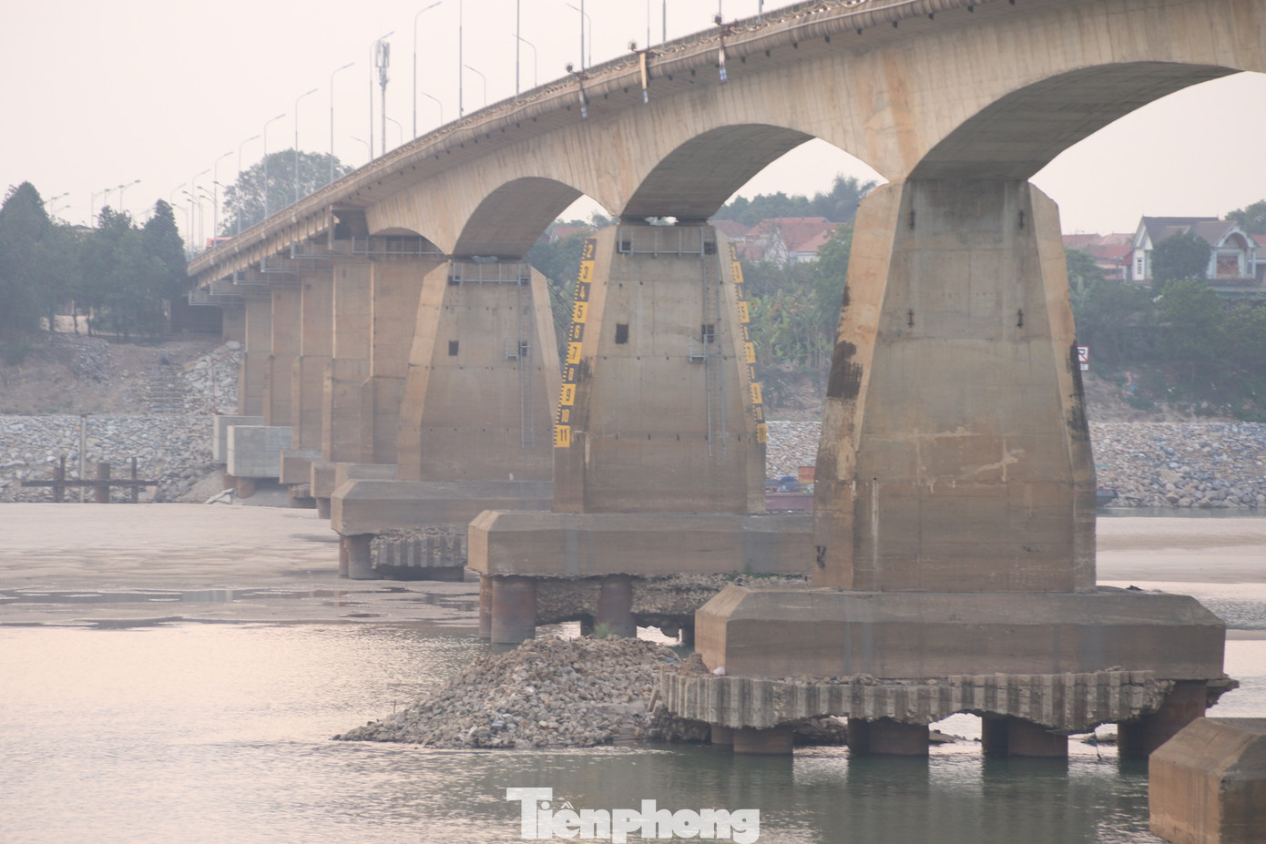 Nằm trên dòng sông Đà, cầu Trung Hà cũng gặp tình cảnh tương tự với 8/12 trụ cầu trơ đáy. Nằm trên dòng sông Đà, cầu Trung Hà cũng gặp tình cảnh tương tự với 8/12 trụ cầu trơ đáy.