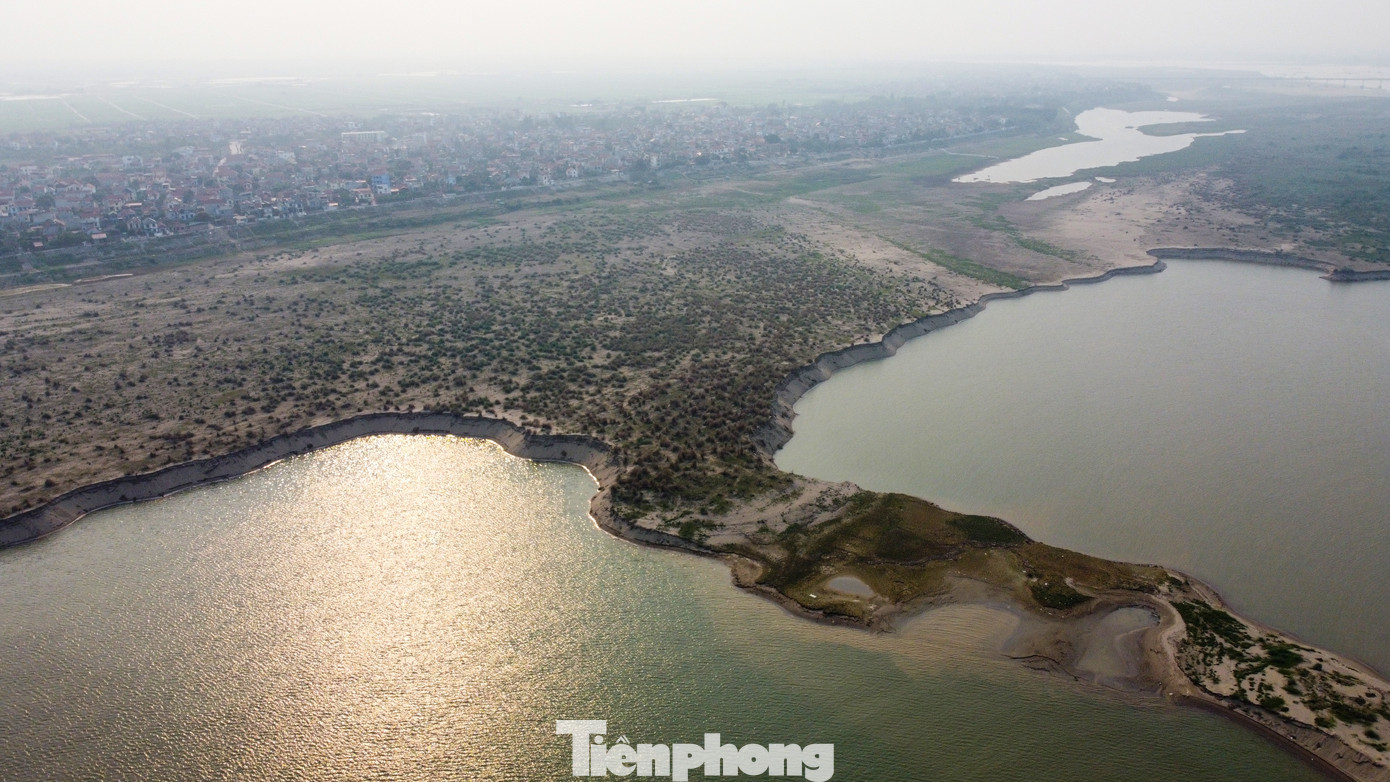 Hai hố cát lớn hình thành do bị hàng trăm vòi hút của các tàu khai thác cát "đục" sâu vào bờ. Hai hố cát lớn hình thành do bị hàng trăm vòi hút của các tàu khai thác cát "đục" sâu vào bờ.