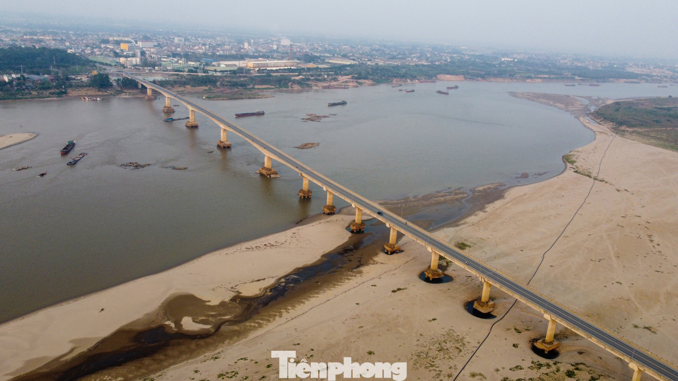 Việc khai thác cát ở lòng sông quá mức mà không có giấy phép sẽ gây ảnh hưởng trực tiếp tới hoạt động của móng và trụ cầu Văn Lang. Việc khai thác cát ở lòng sông quá mức mà không có giấy phép sẽ gây ảnh hưởng trực tiếp tới hoạt động của móng và trụ cầu Văn Lang.