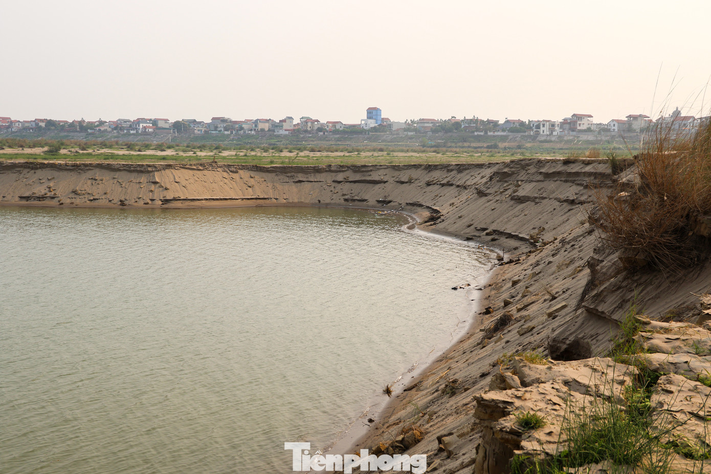 Hoạt động hút cát tạo thành các hố cát, cao khoảng 4-5m ăn sâu hàng trăm mét vào bờ sông. Hoạt động hút cát tạo thành các hố cát, cao khoảng 4-5m ăn sâu hàng trăm mét vào bờ sông.