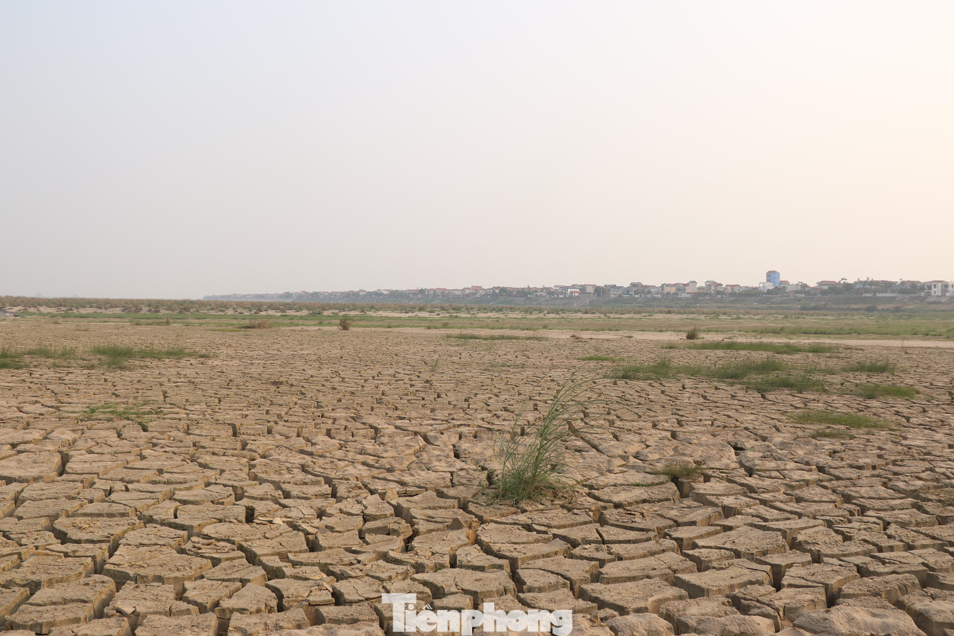 Nước hai dòng sông Hồng, sông Đà cạn sâu do biến đổi khí hậu, xây dựng các công trình thủy điện làm giảm lượng nước đổ về. Bên cạnh đó, hoạt động khai thác cát, xói mòn cũng làm biến đổi dòng chảy lòng sông, gia tăng tình trạng khô cạn. Nước hai dòng sông Hồng, sông Đà cạn sâu do biến đổi khí hậu, xây dựng các công trình thủy điện làm giảm lượng nước đổ về. Bên cạnh đó, hoạt động khai thác cát, xói mòn cũng làm biến đổi dòng chảy lòng sông, gia tăng tình trạng khô cạn.