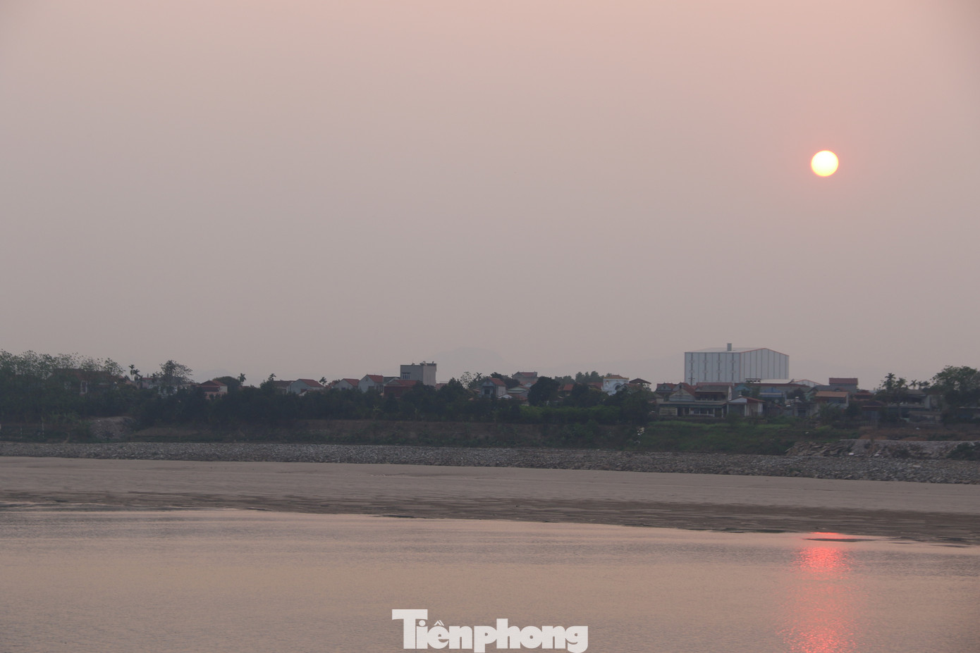 Bãi bồi mới hình thành tại bờ sông Đà phía tỉnh Phú Thọ. Bãi bồi mới hình thành tại bờ sông Đà phía tỉnh Phú Thọ.