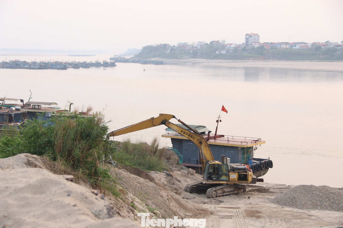 Đáng lo ngại, phía hạ lưu các cây cầu này hoạt động hút cát vẫn diễn ra rầm rộ. Đáng lo ngại, phía hạ lưu các cây cầu này hoạt động hút cát vẫn diễn ra rầm rộ.