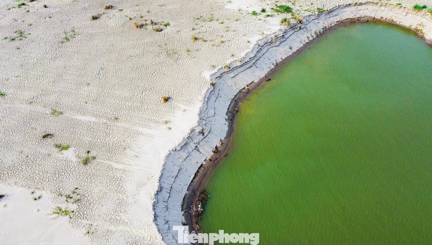 Nhiều điểm sạt lở sâu hàng chục mét, dài hàng trăm mét. Nhiều điểm sạt lở sâu hàng chục mét, dài hàng trăm mét.