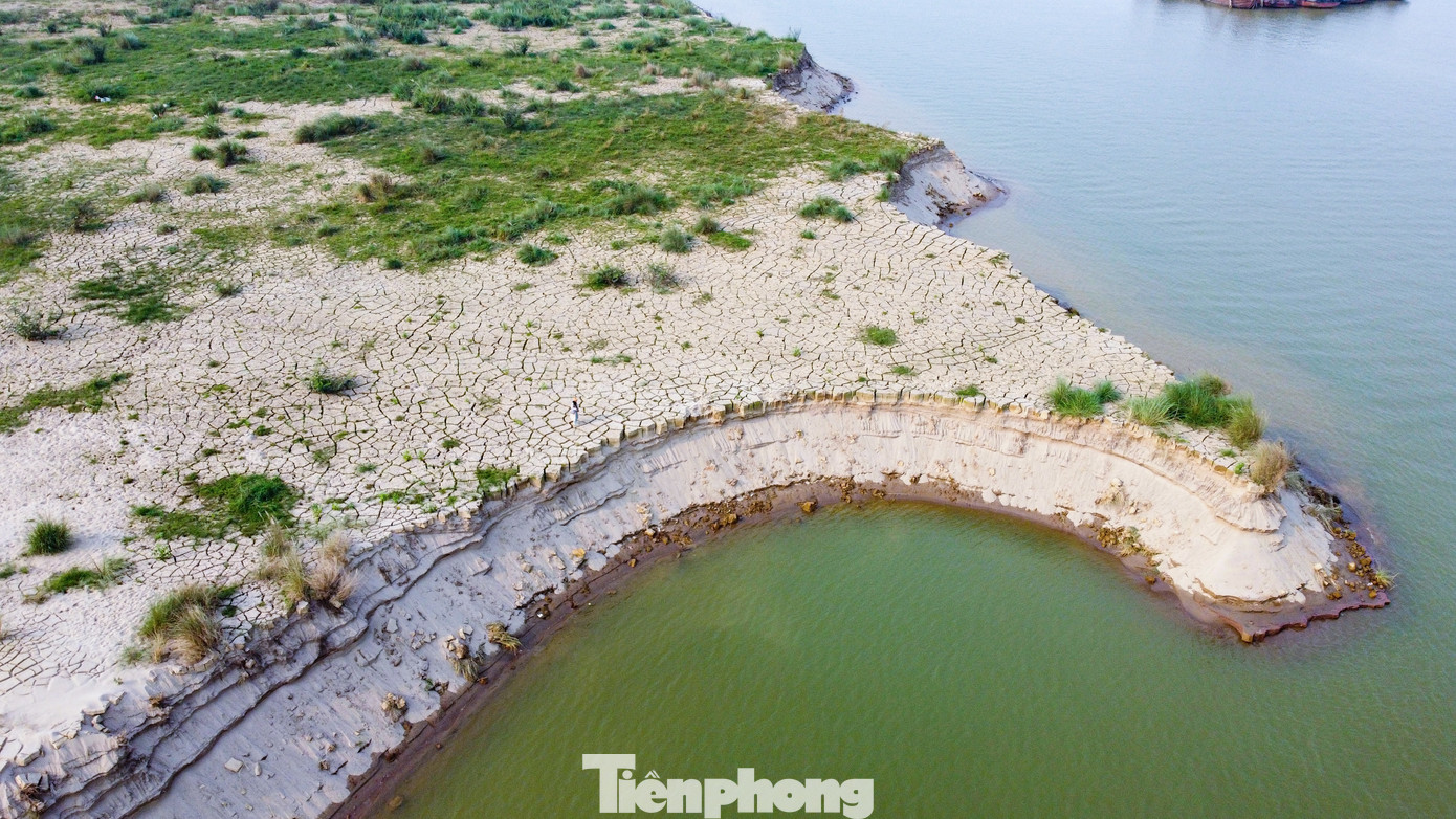 Việc khai thác cát trong thời gian dài là nguyên nhân chính gây ra tình trạng sụt lún hàng trăm mét đất bãi ven sông tại dọc bờ sông Hồng thuộc địa phận thôn La Phẩm 2. Việc khai thác cát trong thời gian dài là nguyên nhân chính gây ra tình trạng sụt lún hàng trăm mét đất bãi ven sông tại dọc bờ sông Hồng thuộc địa phận thôn La Phẩm 2.