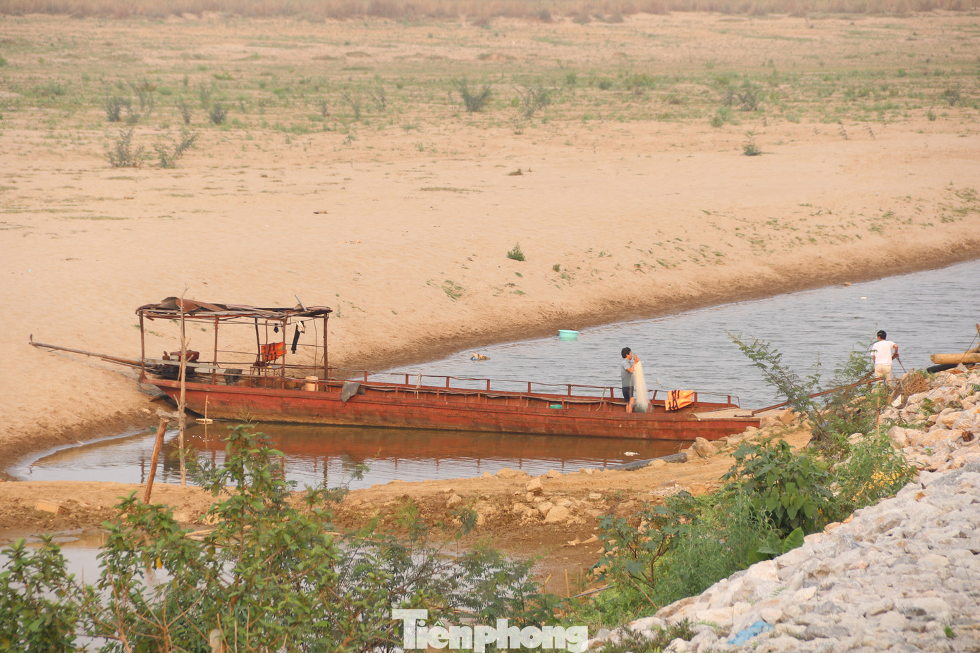 Nước sông Hồng xuống thấp đến mức nhiều tàu bè mắc cạn, dù là tàu nhỏ. Nước sông Hồng xuống thấp đến mức nhiều tàu bè mắc cạn, dù là tàu nhỏ.