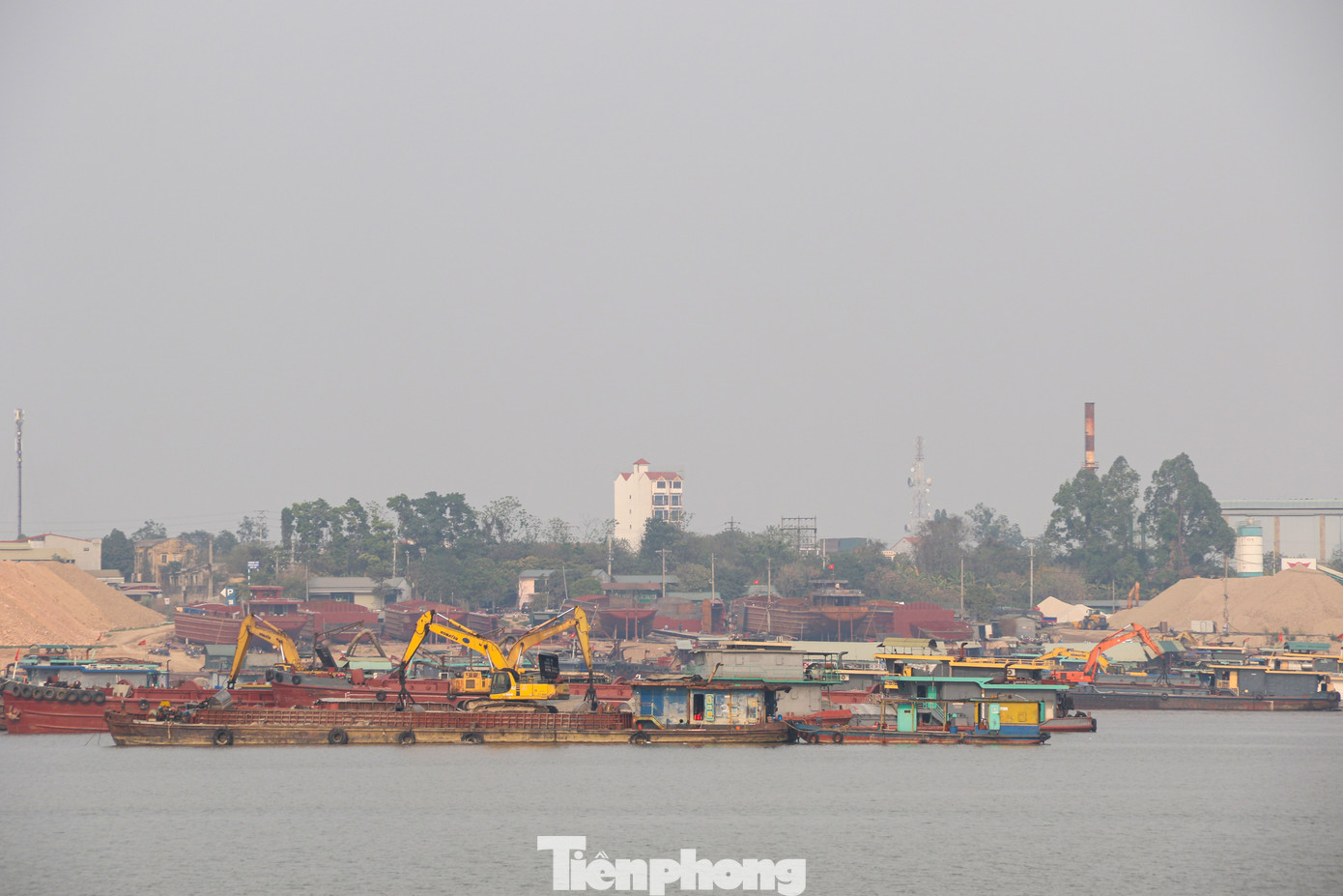 Hàng chục tàu hút cát hoạt động hết công suất suốt ngày đêm; các tàu thuyền chờ vào lấy cát neo đậu đặc kín quanh khu vực tàu hút đang hoạt động. Hàng chục tàu hút cát hoạt động hết công suất suốt ngày đêm; các tàu thuyền chờ vào lấy cát neo đậu đặc kín quanh khu vực tàu hút đang hoạt động.
