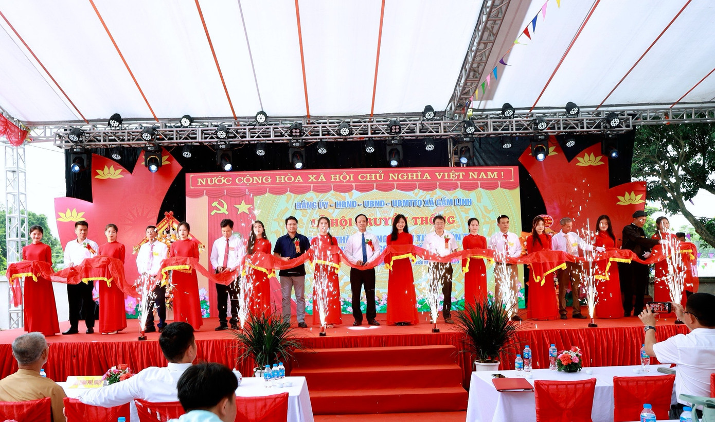 Phó Chủ tịch UBND huyện Ba Vì Nguyễn Đức Anh cùng các đại biểu cắt băng khai mạc lễ hội và khánh thành công trình tu bổ, tôn tạo di tích đình Ngọc Nhị. Phó Chủ tịch UBND huyện Ba Vì Nguyễn Đức Anh cùng các đại biểu cắt băng khai mạc lễ hội và khánh thành công trình tu bổ, tôn tạo di tích đình Ngọc Nhị.