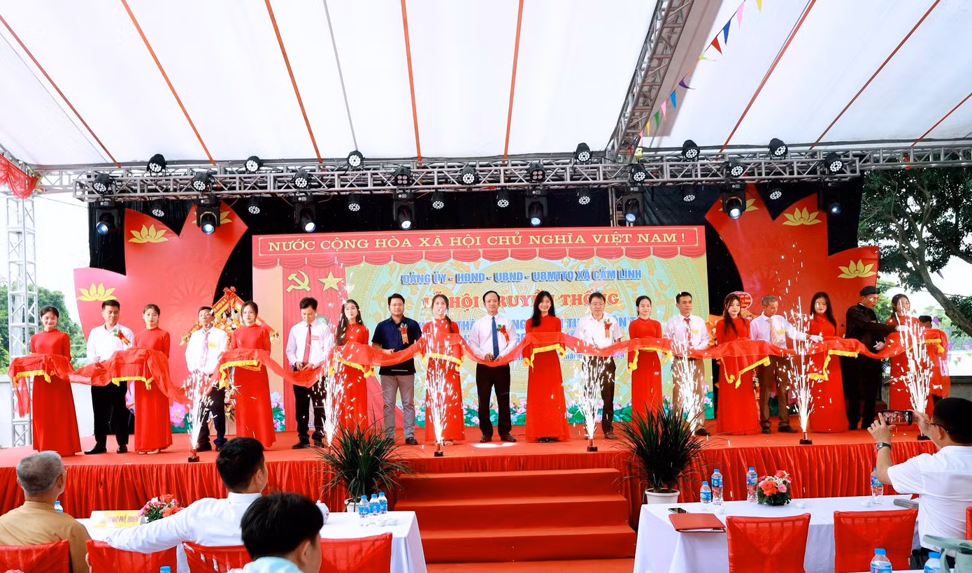 Phó Chủ tịch UBND huyện Ba Vì Nguyễn Đức Anh cùng các đại biểu cắt băng khai mạc lễ hội và khánh thành công trình tu bổ, tôn tạo di tích đình Ngọc Nhị.